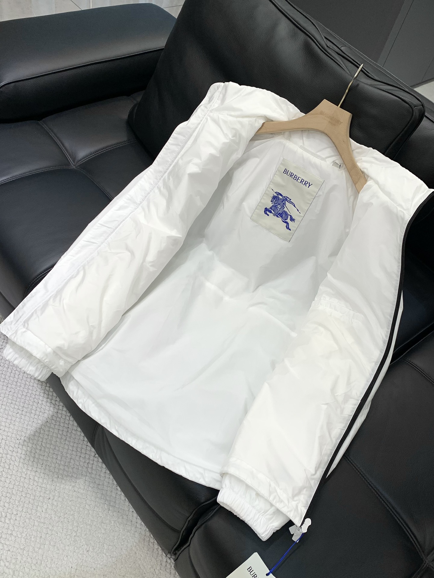 ，Burberry 巴宝莉，2025秋季最新品，专柜同步有售，原单狠货，时尚休闲连帽外套，进口原版面料，