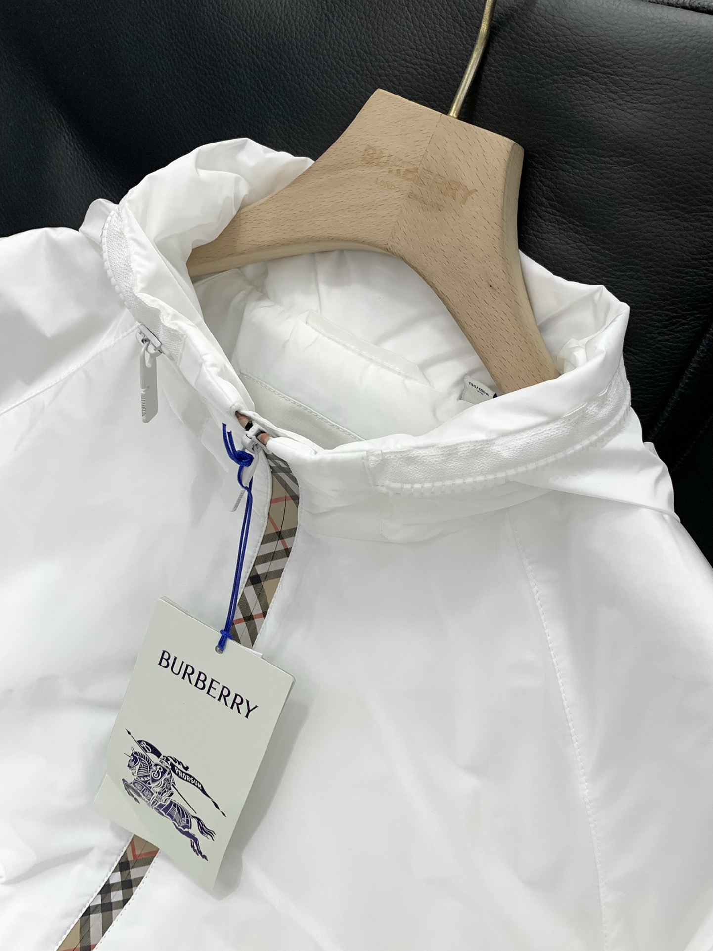 ，Burberry 巴宝莉，2025秋季最新品，专柜同步有售，原单狠货，时尚休闲连帽外套，进口原版面料，