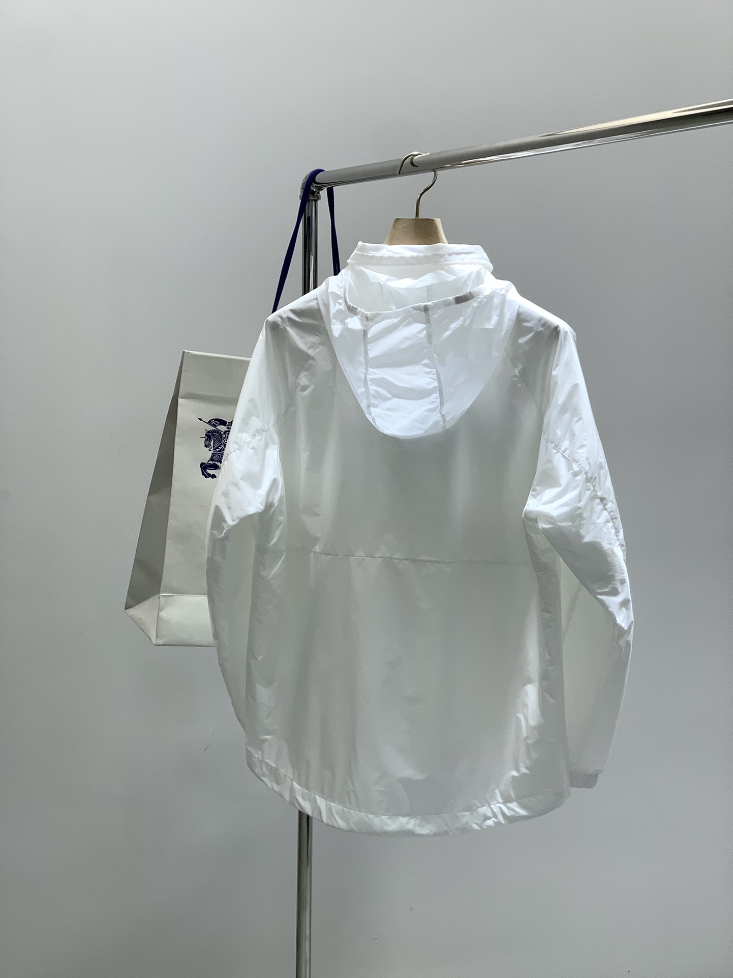 ，Burberry 巴宝莉，2025秋季最新品，专柜同步有售，原单狠货，时尚休闲连帽外套，进口原版面料，