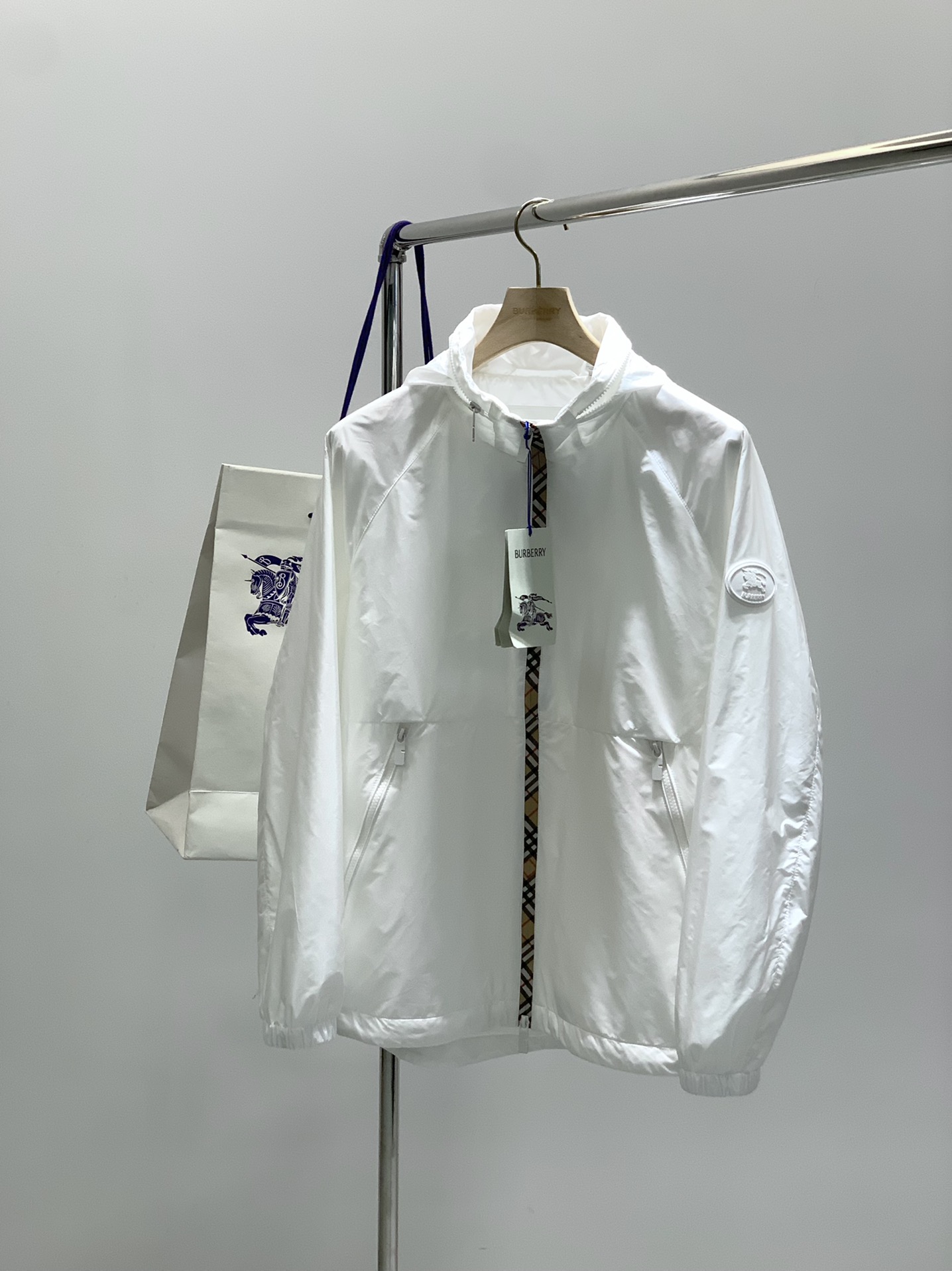 ，Burberry 巴宝莉，2025秋季最新品，专柜同步有售，原单狠货，时尚休闲连帽外套，进口原版面料，