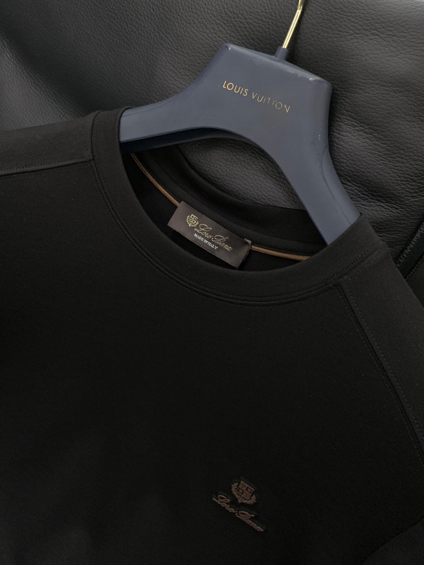 ，lP🆕(Loro Piana )，2025早秋最新品，专柜同步有售，原单狠货，时尚休闲圆领长袖T恤，采