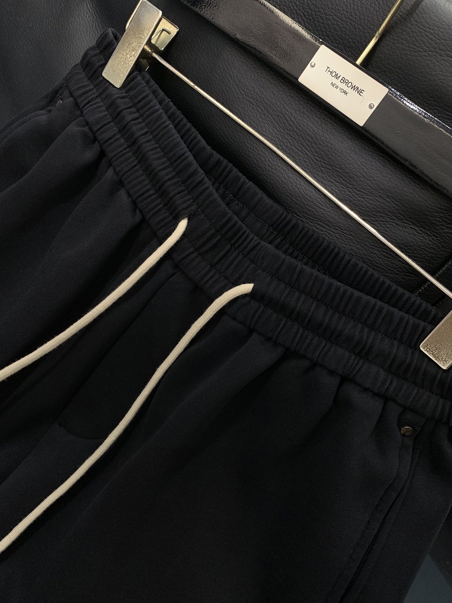 ，Balenciaga 巴黎世家，2025秋季最新品，专柜同步有售，原单狠货，时尚休闲裤，进口原版水洗弹