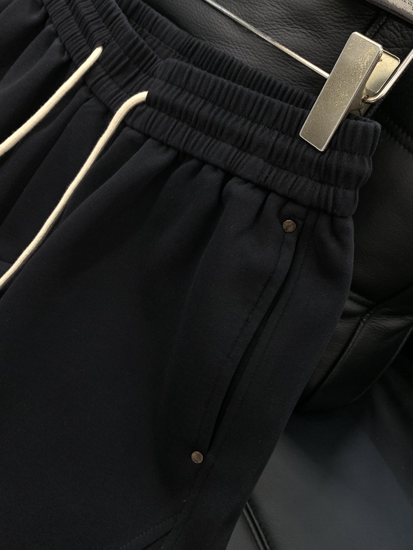 ，Balenciaga 巴黎世家，2025秋季最新品，专柜同步有售，原单狠货，时尚休闲裤，进口原版水洗弹