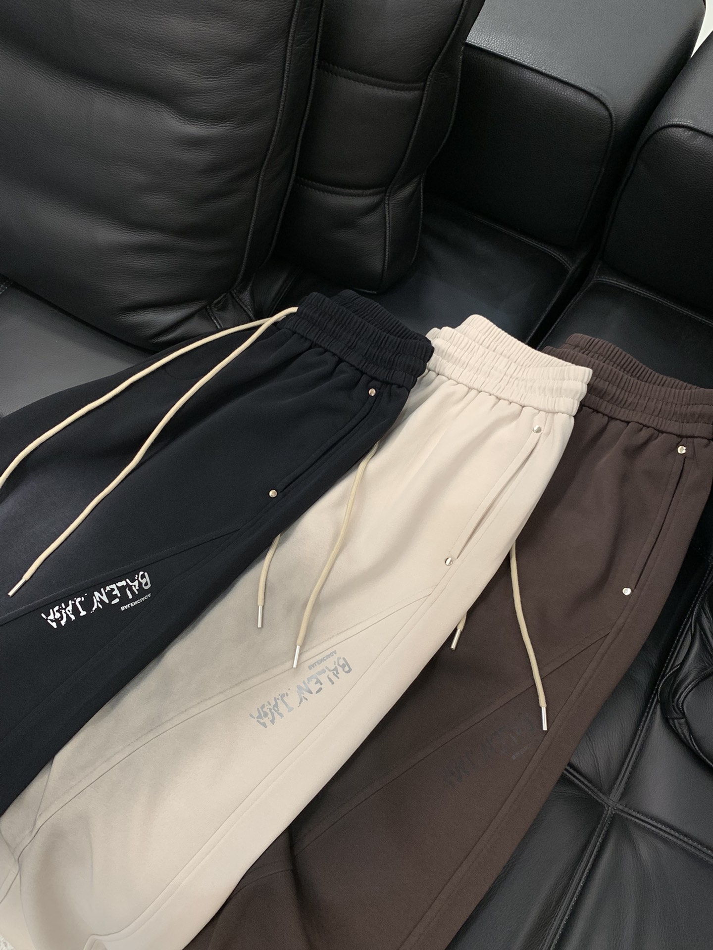 ，Balenciaga 巴黎世家，2025秋季最新品，专柜同步有售，原单狠货，时尚休闲裤，进口原版水洗弹