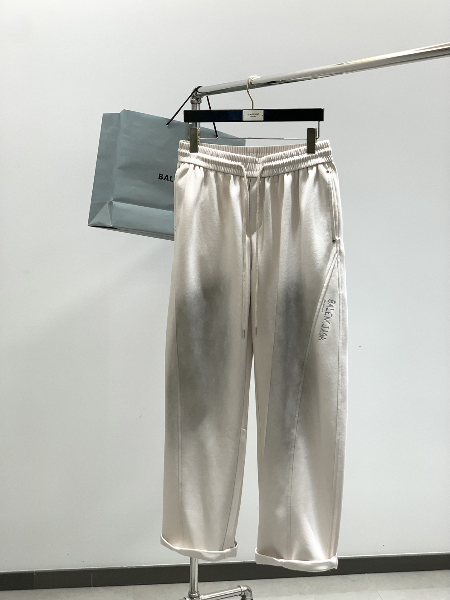 ，Balenciaga 巴黎世家，2025秋季最新品，专柜同步有售，原单狠货，时尚休闲裤，进口原版水洗弹