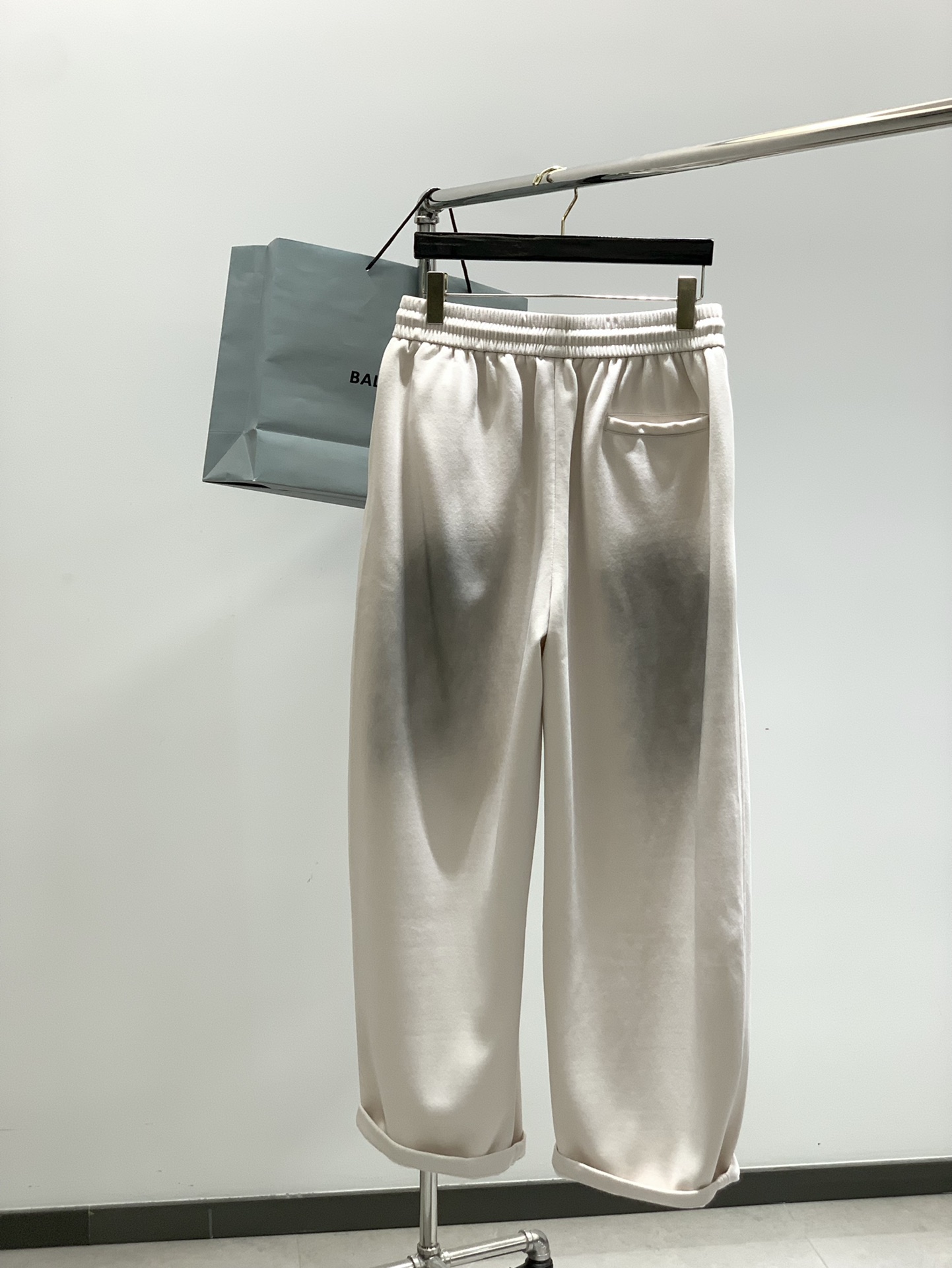 ，Balenciaga 巴黎世家，2025秋季最新品，专柜同步有售，原单狠货，时尚休闲裤，进口原版水洗弹