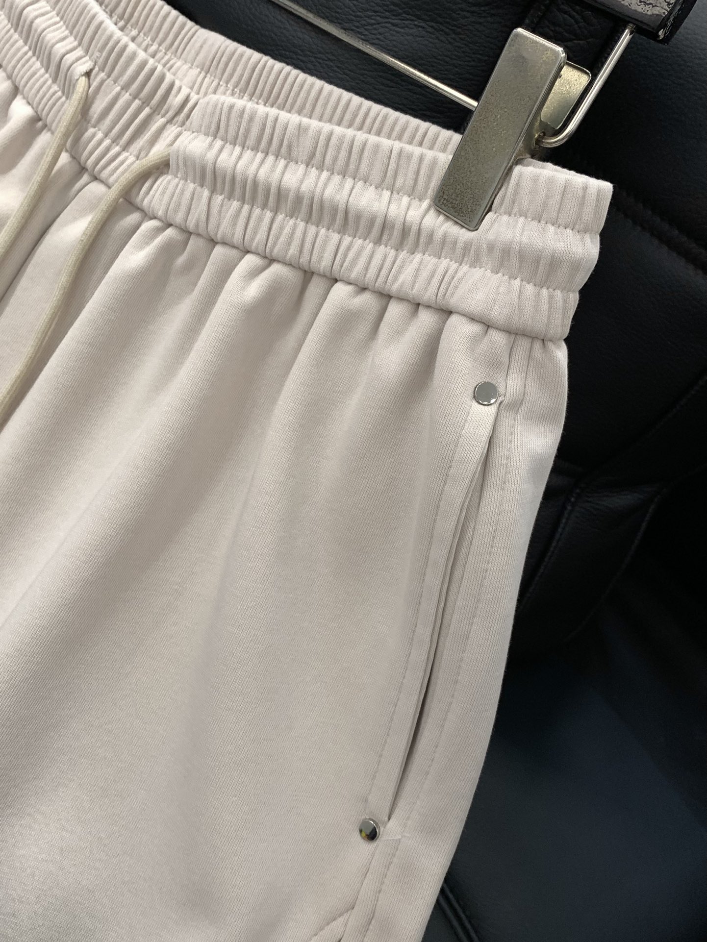 ，Balenciaga 巴黎世家，2025秋季最新品，专柜同步有售，原单狠货，时尚休闲裤，进口原版水洗弹