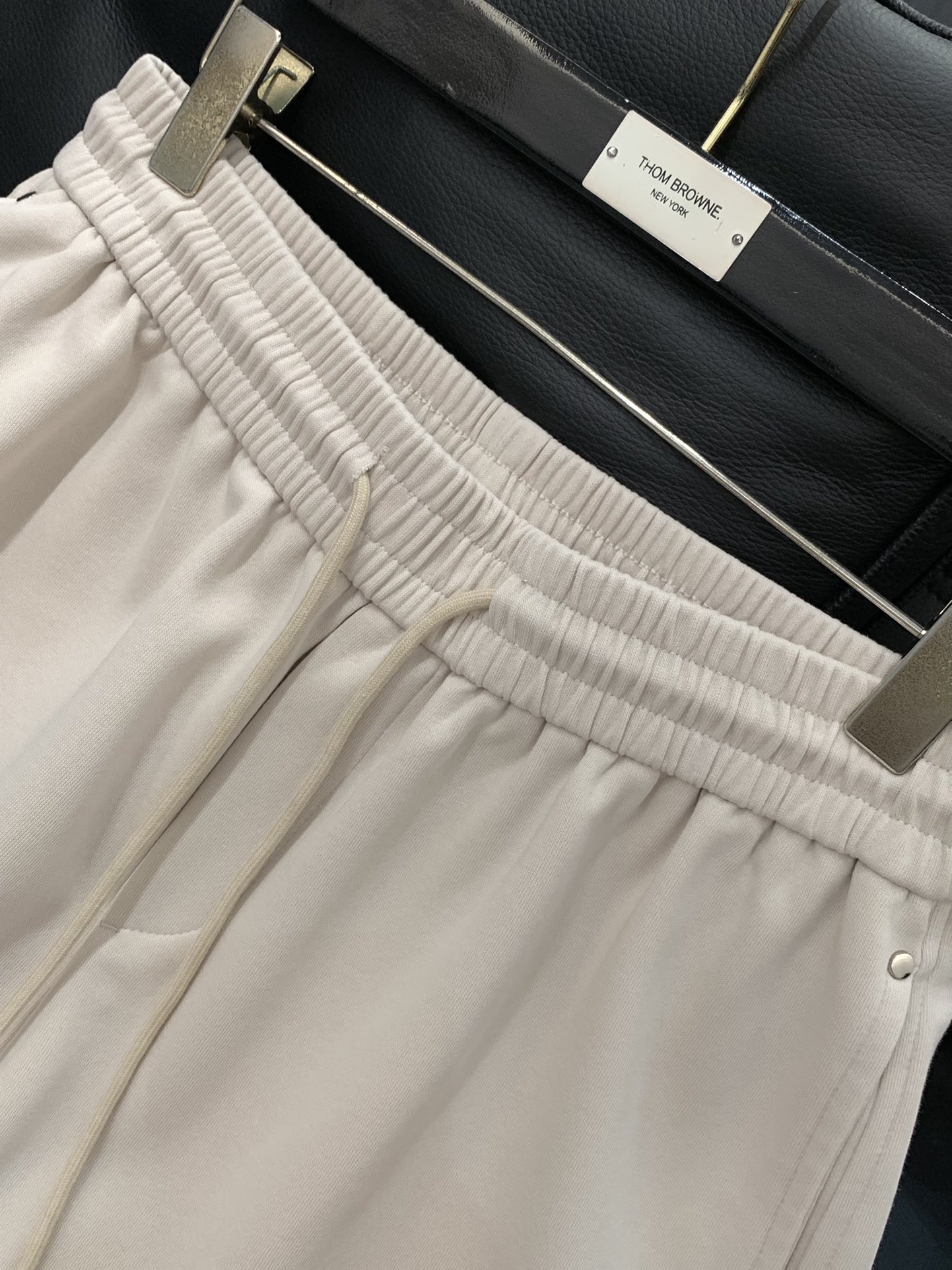 ，Balenciaga 巴黎世家，2025秋季最新品，专柜同步有售，原单狠货，时尚休闲裤，进口原版水洗弹