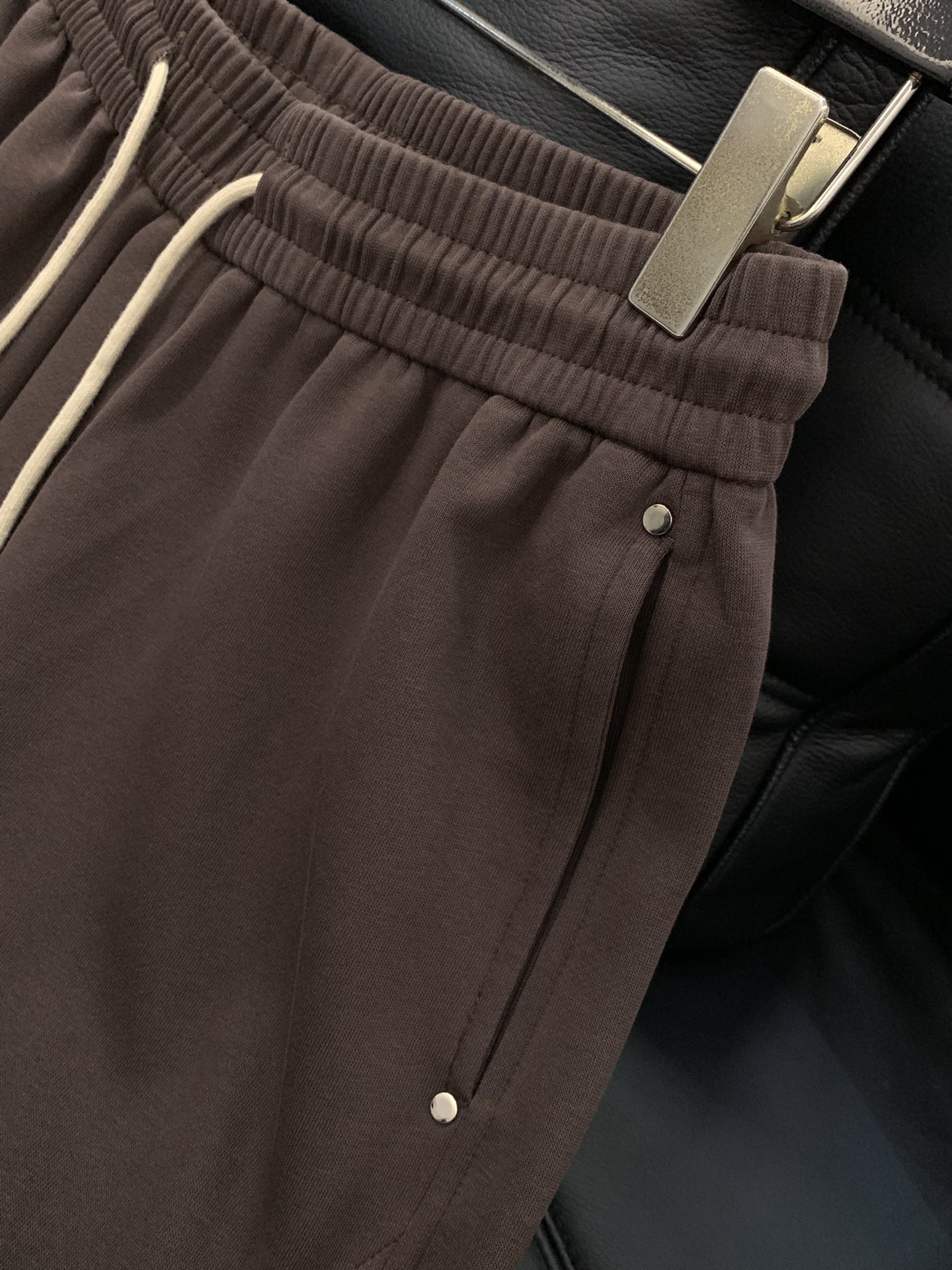 ，Balenciaga 巴黎世家，2025秋季最新品，专柜同步有售，原单狠货，时尚休闲裤，进口原版水洗弹