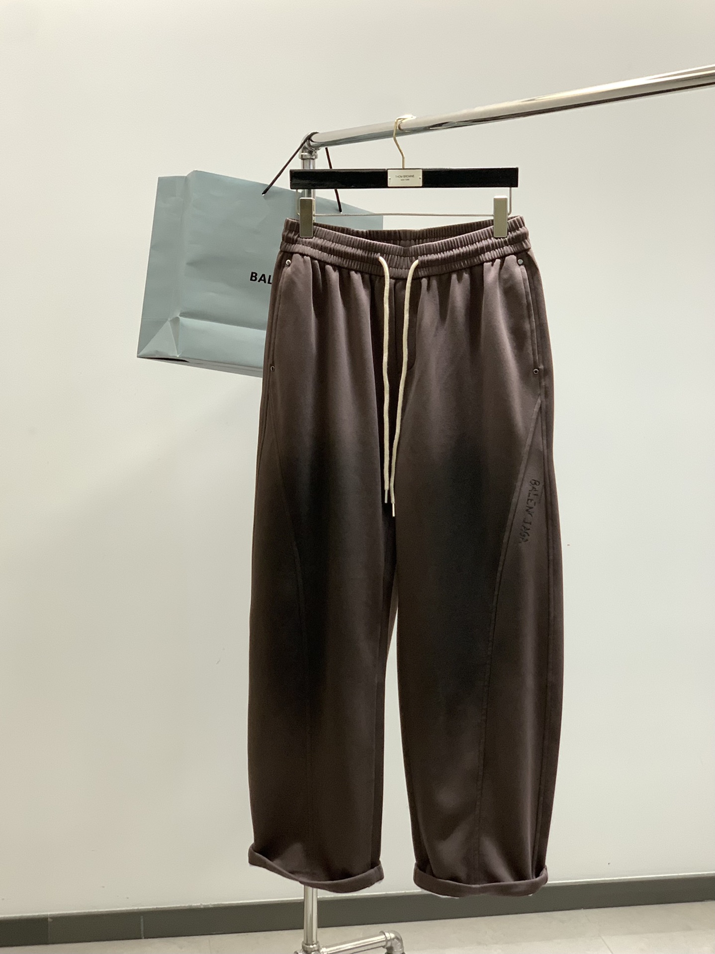 ，Balenciaga 巴黎世家，2025秋季最新品，专柜同步有售，原单狠货，时尚休闲裤，进口原版水洗弹