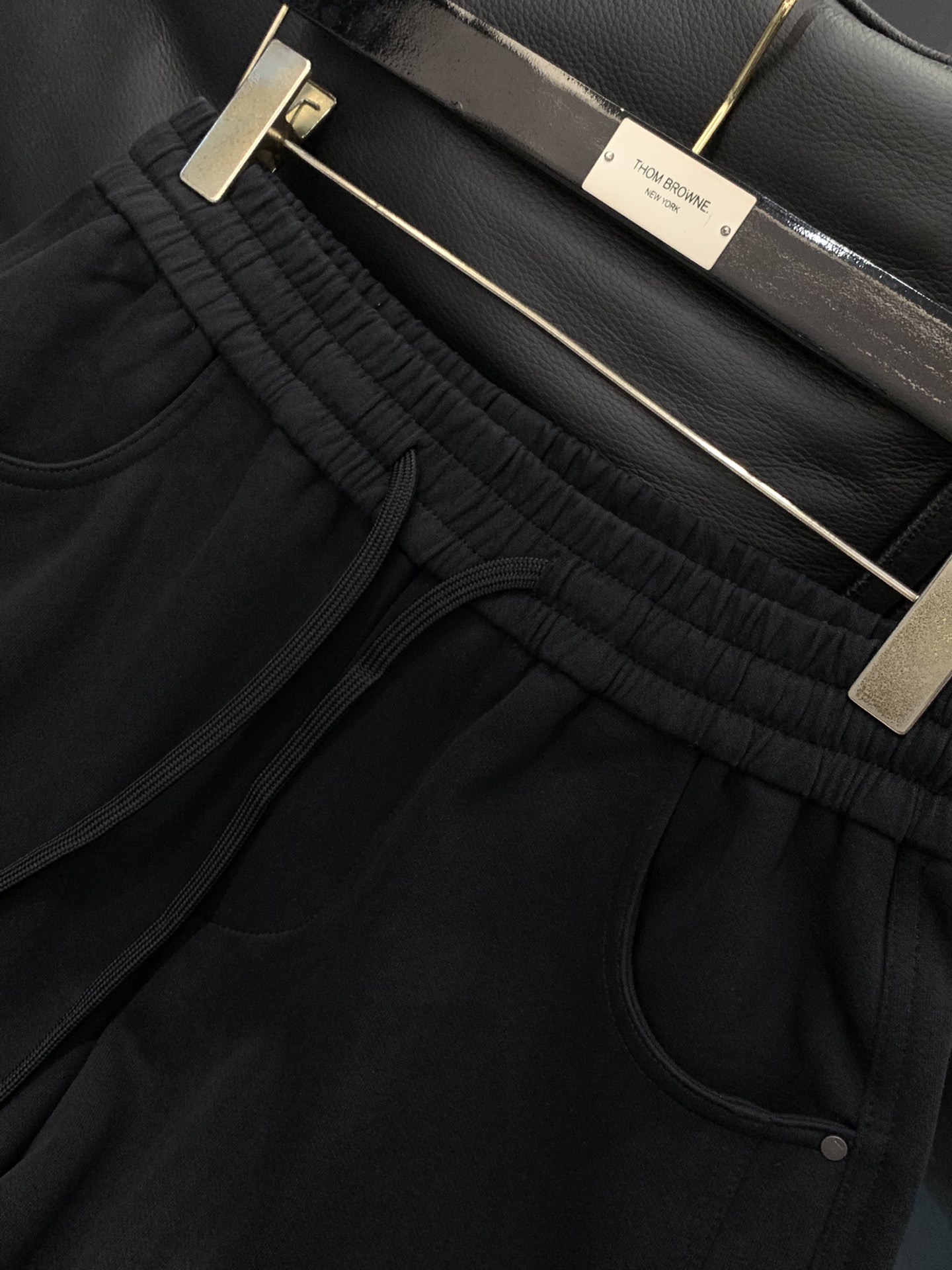 ，LouisVuitton 路易威登，2025秋季最新款，专柜同步有售，原单狠货，时尚休闲裤，上身很有特