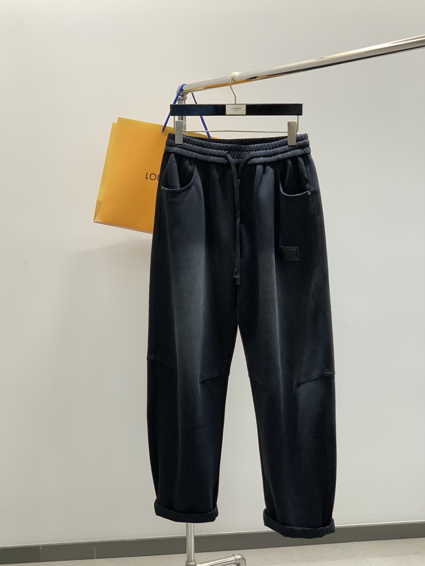 ，LouisVuitton 路易威登，2025秋季最新款，专柜同步有售，原单狠货，时尚休闲裤，上身很有特