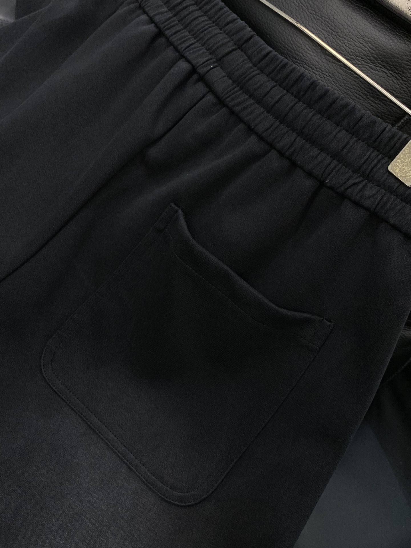 ，LouisVuitton 路易威登，2025秋季最新款，专柜同步有售，原单狠货，时尚休闲裤，上身很有特