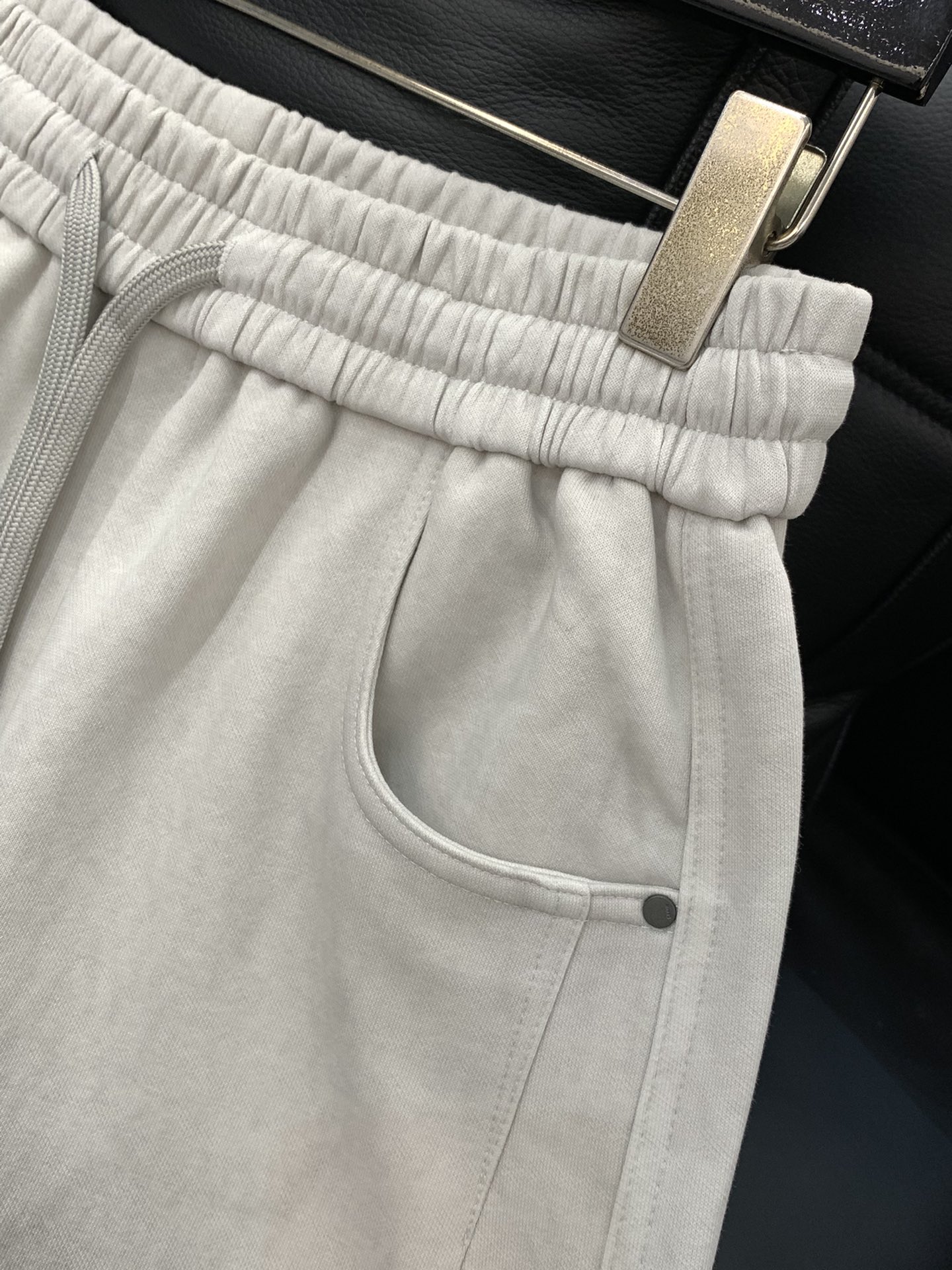 ，LouisVuitton 路易威登，2025秋季最新款，专柜同步有售，原单狠货，时尚休闲裤，上身很有特