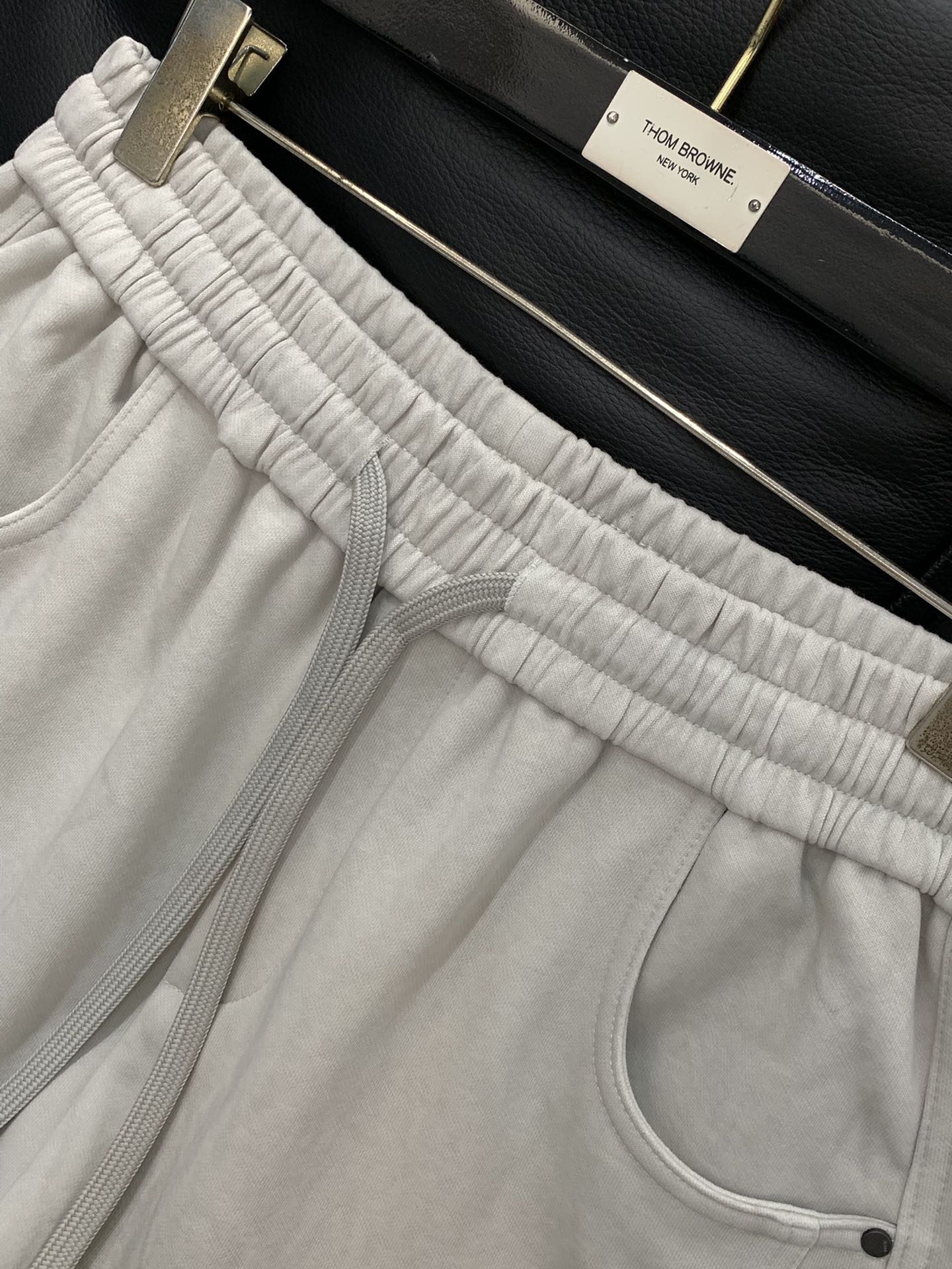 ，LouisVuitton 路易威登，2025秋季最新款，专柜同步有售，原单狠货，时尚休闲裤，上身很有特