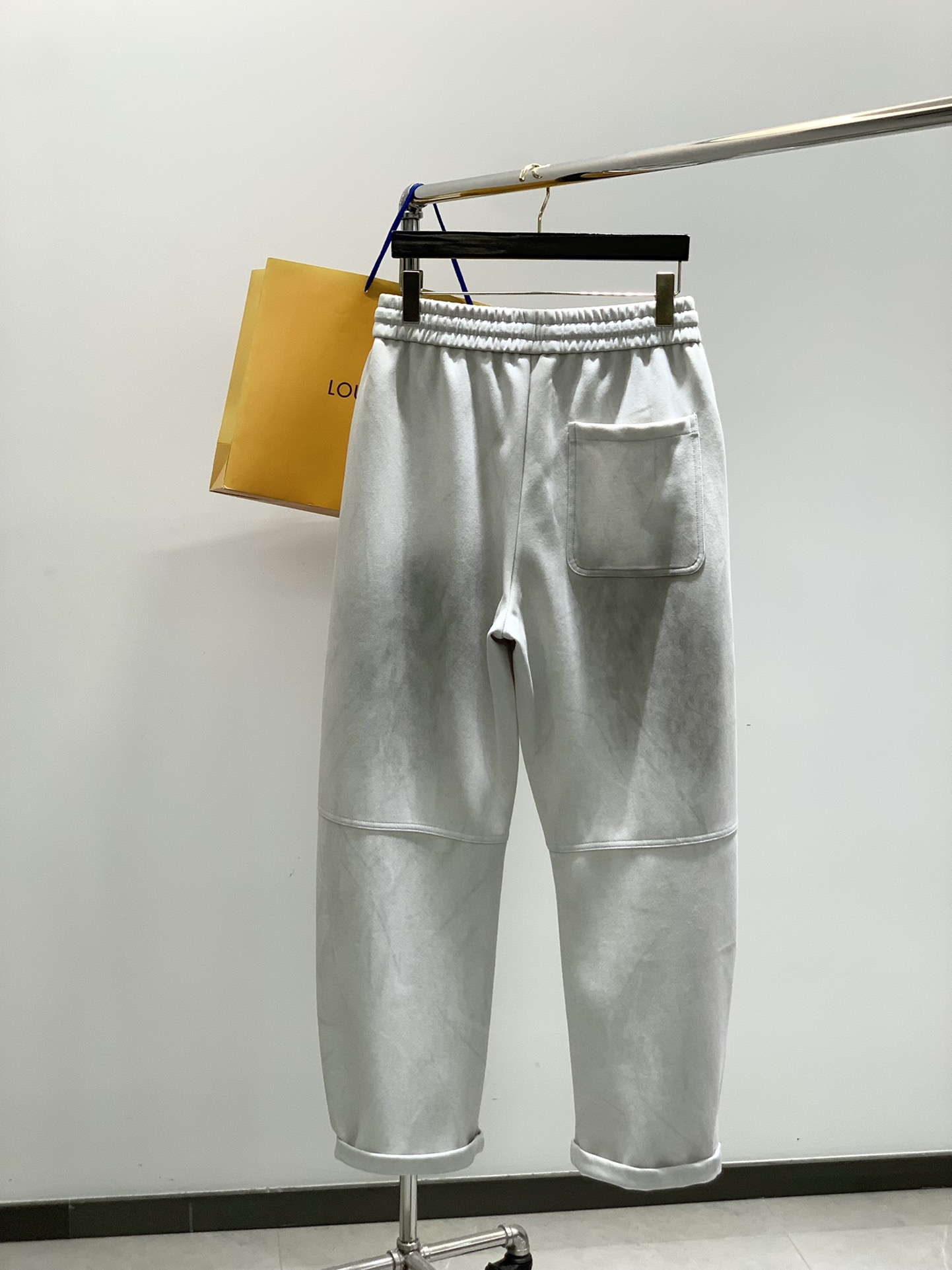 ，LouisVuitton 路易威登，2025秋季最新款，专柜同步有售，原单狠货，时尚休闲裤，上身很有特