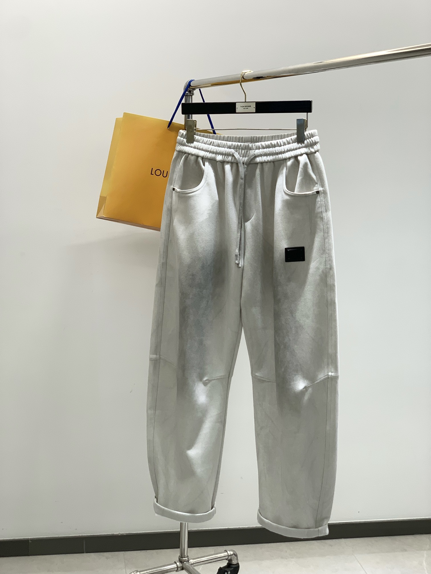 ，LouisVuitton 路易威登，2025秋季最新款，专柜同步有售，原单狠货，时尚休闲裤，上身很有特