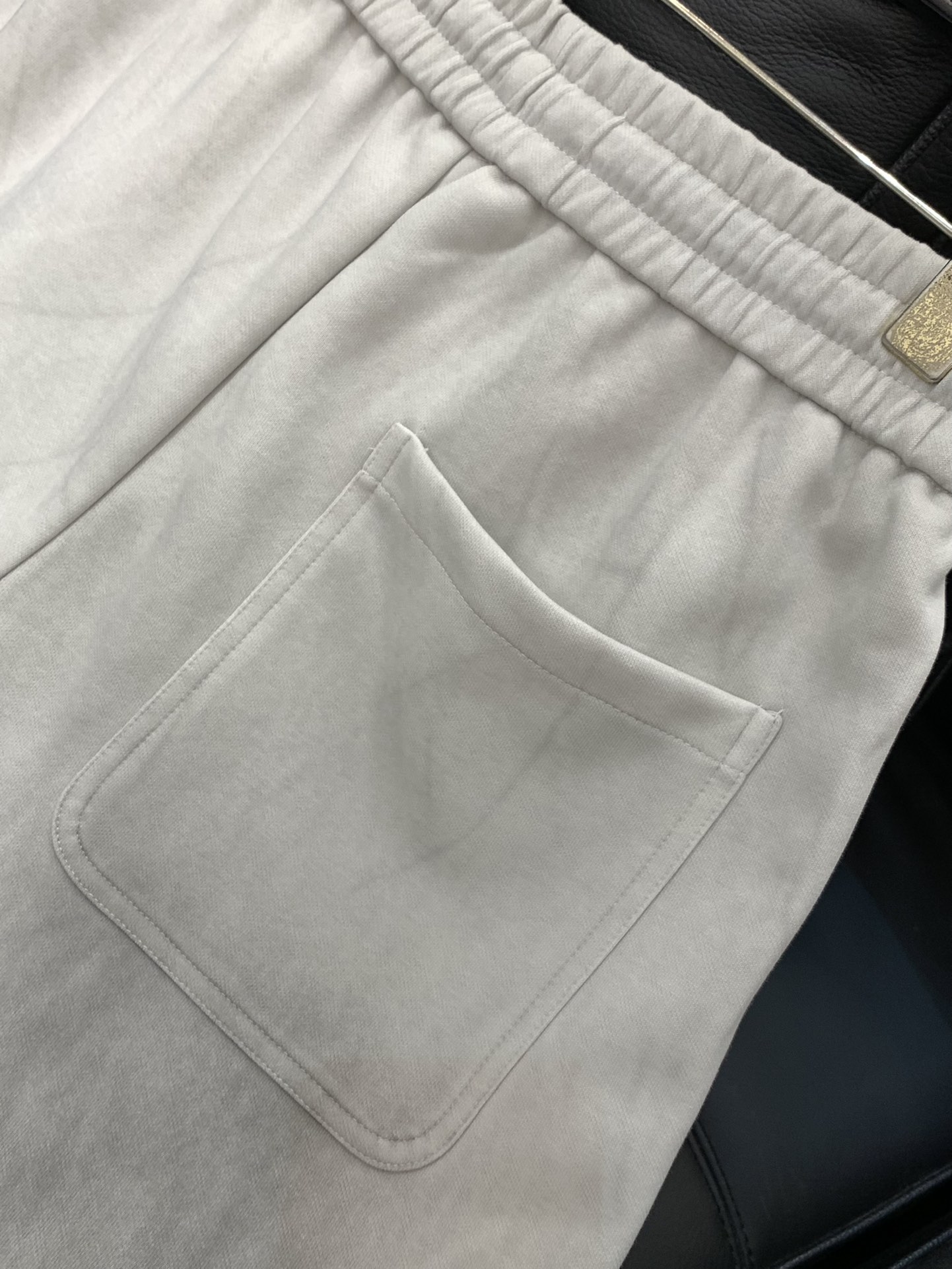 ，LouisVuitton 路易威登，2025秋季最新款，专柜同步有售，原单狠货，时尚休闲裤，上身很有特