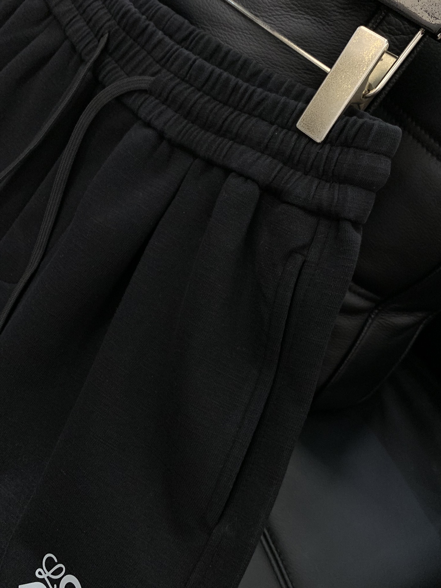 ，Loewe 罗意威，2025秋季最新款，时尚休闲裤，原单狠货，简约舒适，版型不挑人，采用进口原版面料，