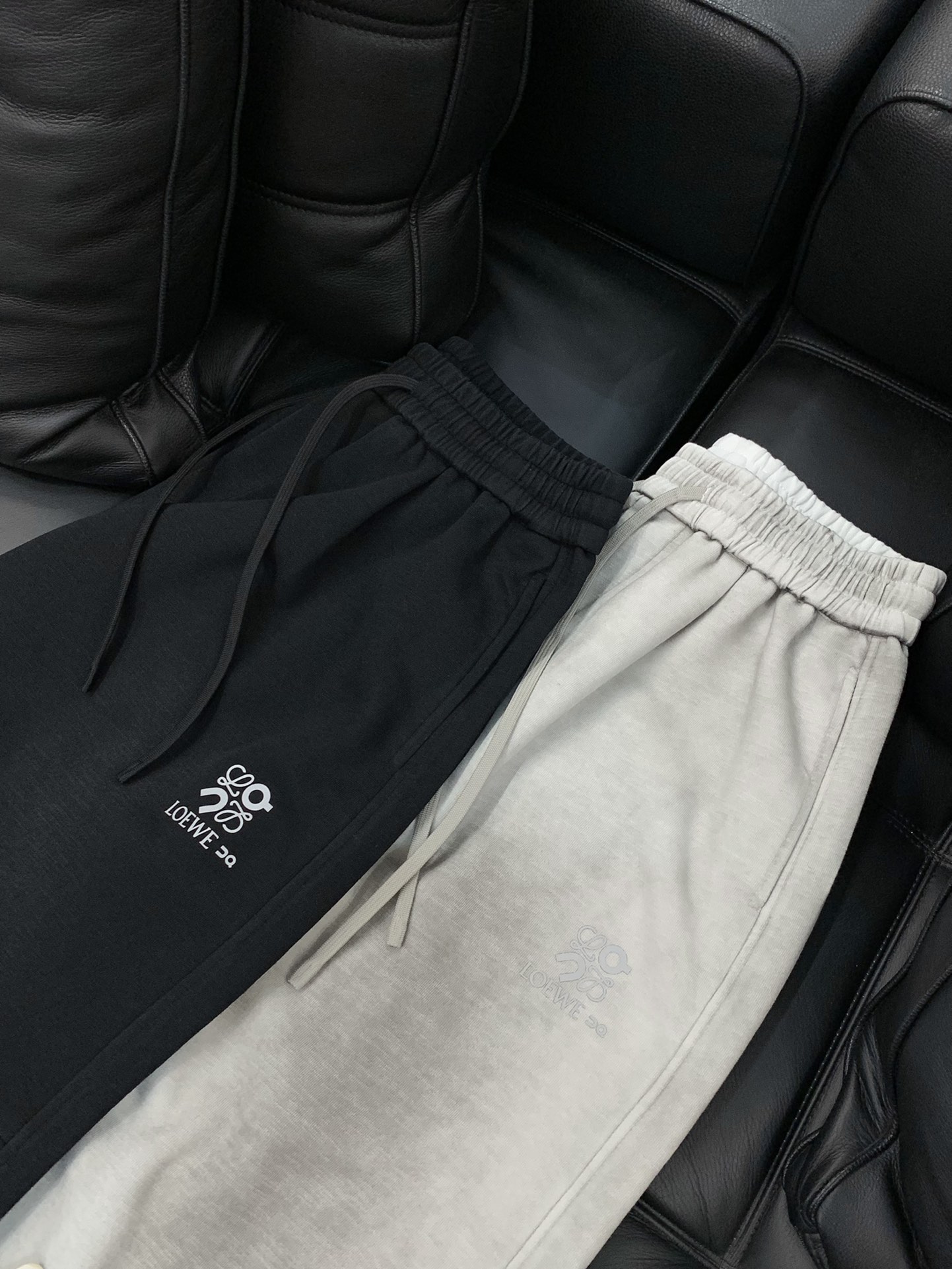 ，Loewe 罗意威，2025秋季最新款，时尚休闲裤，原单狠货，简约舒适，版型不挑人，采用进口原版面料，