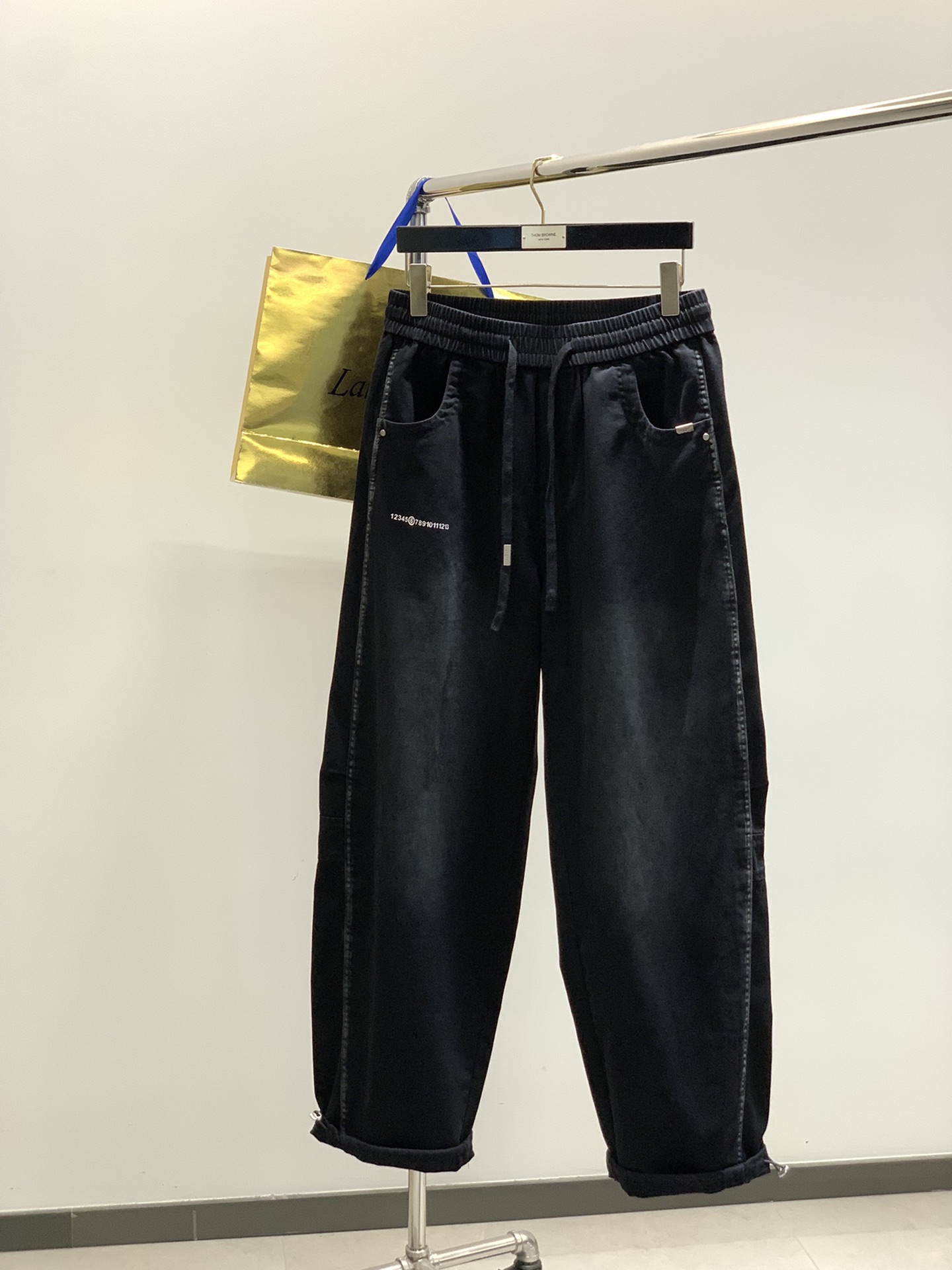 ，Maison Margiela马吉拉，2025秋季最新品，时尚休闲牛仔裤，专柜同步有售，原单狠货，采用