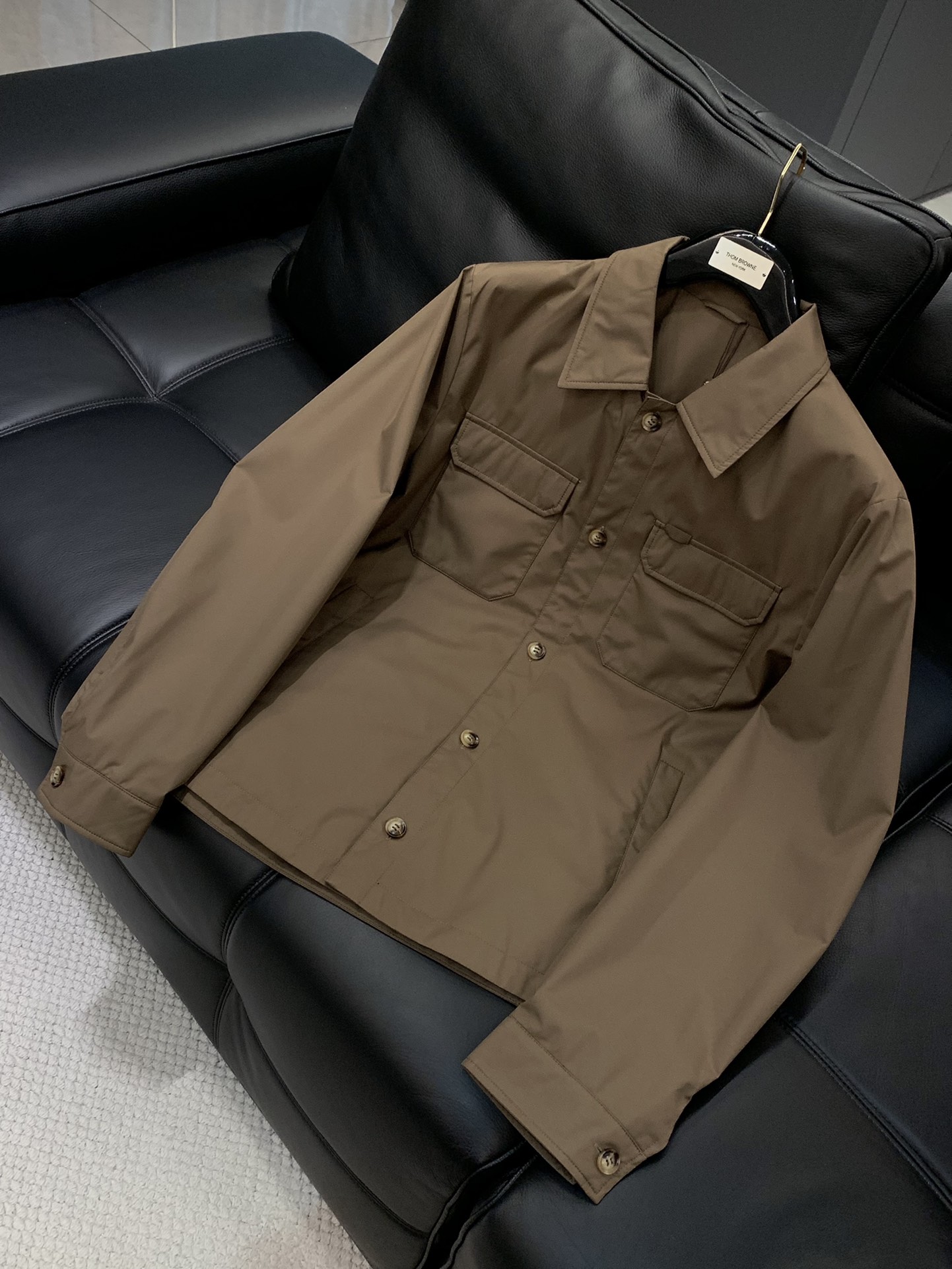 ，lP🆕翻领外套 
材质 聚酯纤维
里料 聚酯纤维
尺码48-56 
48胸围108衣长68肩宽43袖长