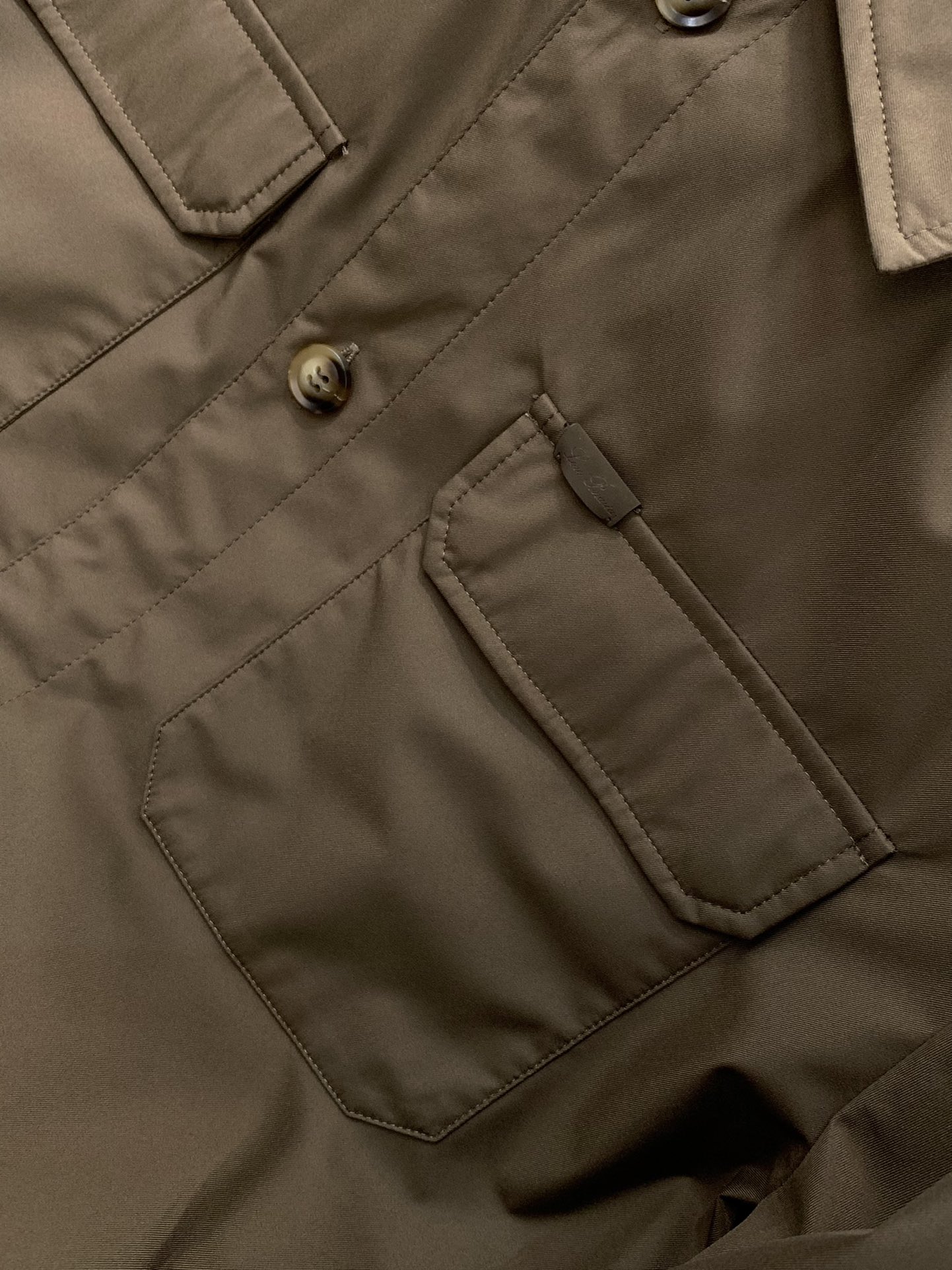 ，lP🆕翻领外套 
材质 聚酯纤维
里料 聚酯纤维
尺码48-56 
48胸围108衣长68肩宽43袖长