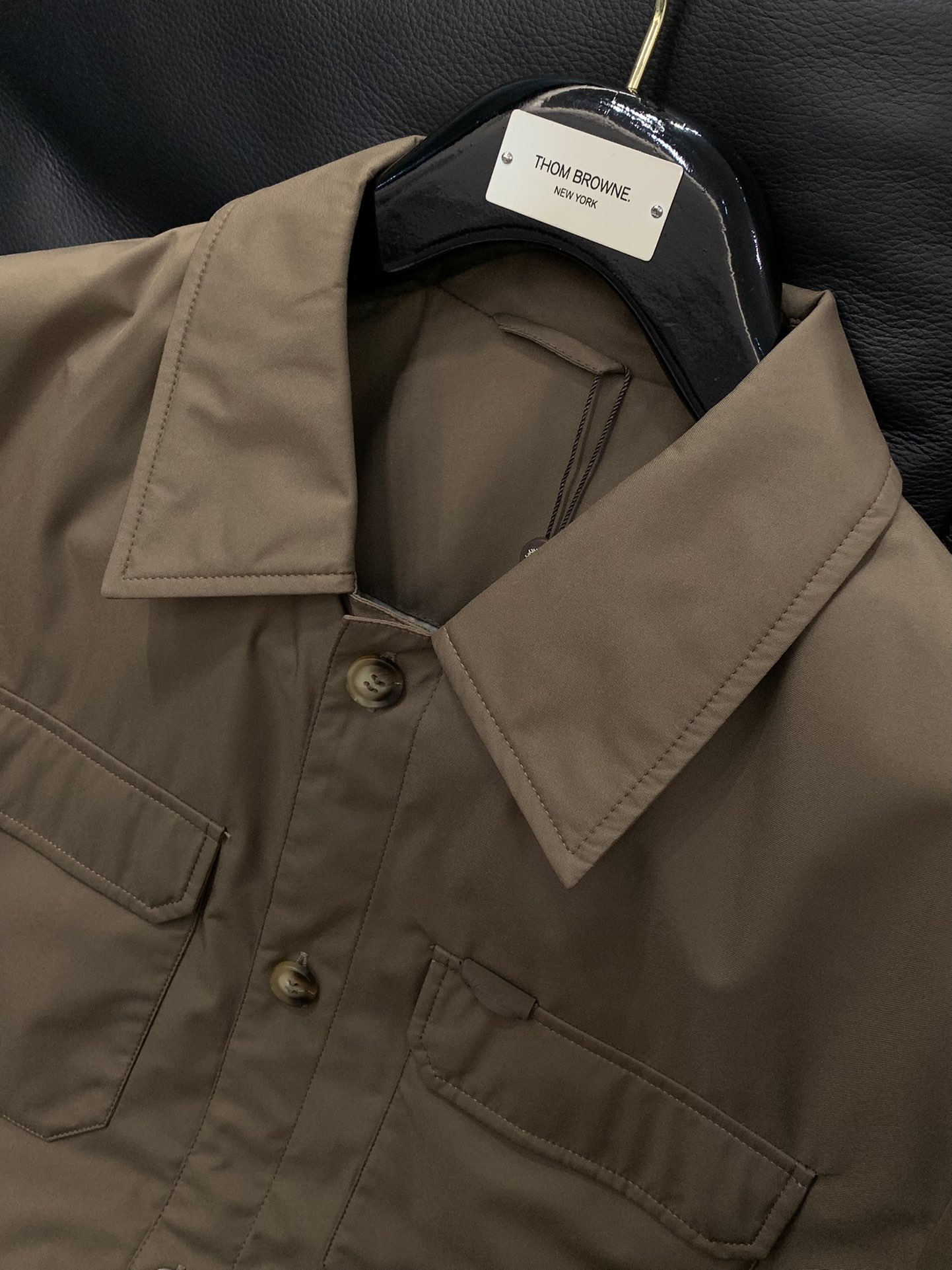 ，lP🆕翻领外套 
材质 聚酯纤维
里料 聚酯纤维
尺码48-56 
48胸围108衣长68肩宽43袖长