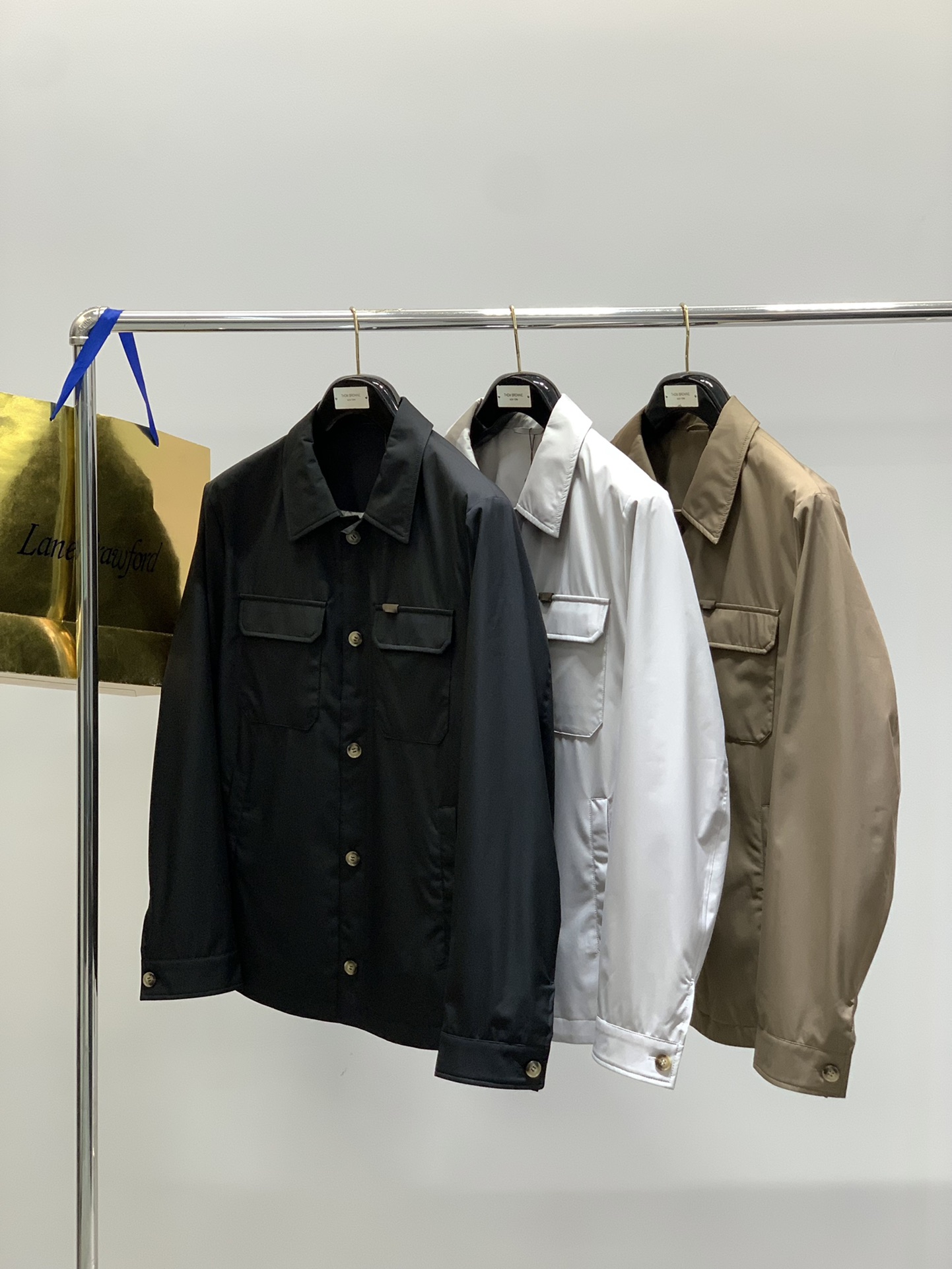 ，lP🆕翻领外套 
材质 聚酯纤维
里料 聚酯纤维
尺码48-56 
48胸围108衣长68肩宽43袖长