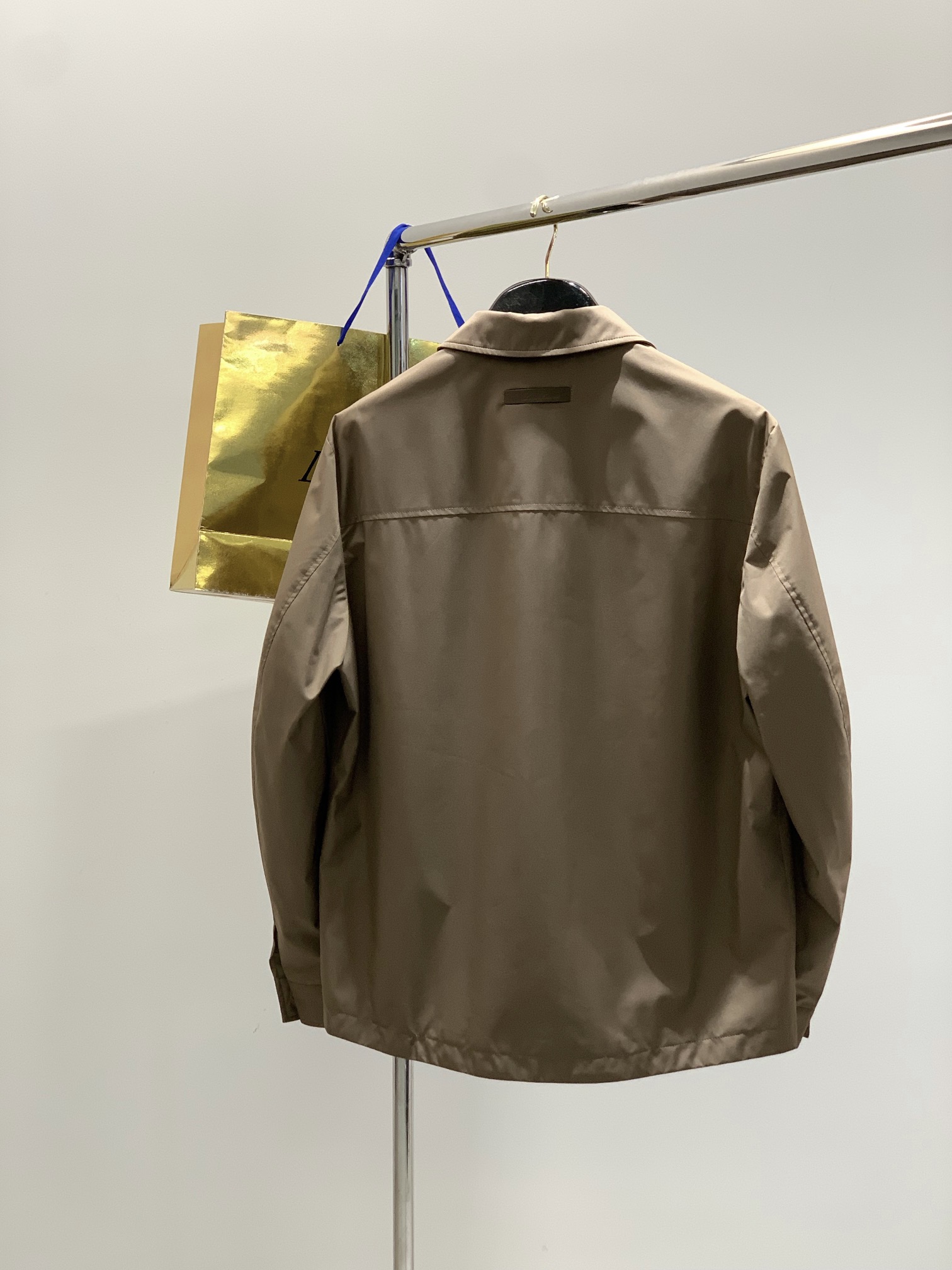 ，lP🆕翻领外套 
材质 聚酯纤维
里料 聚酯纤维
尺码48-56 
48胸围108衣长68肩宽43袖长