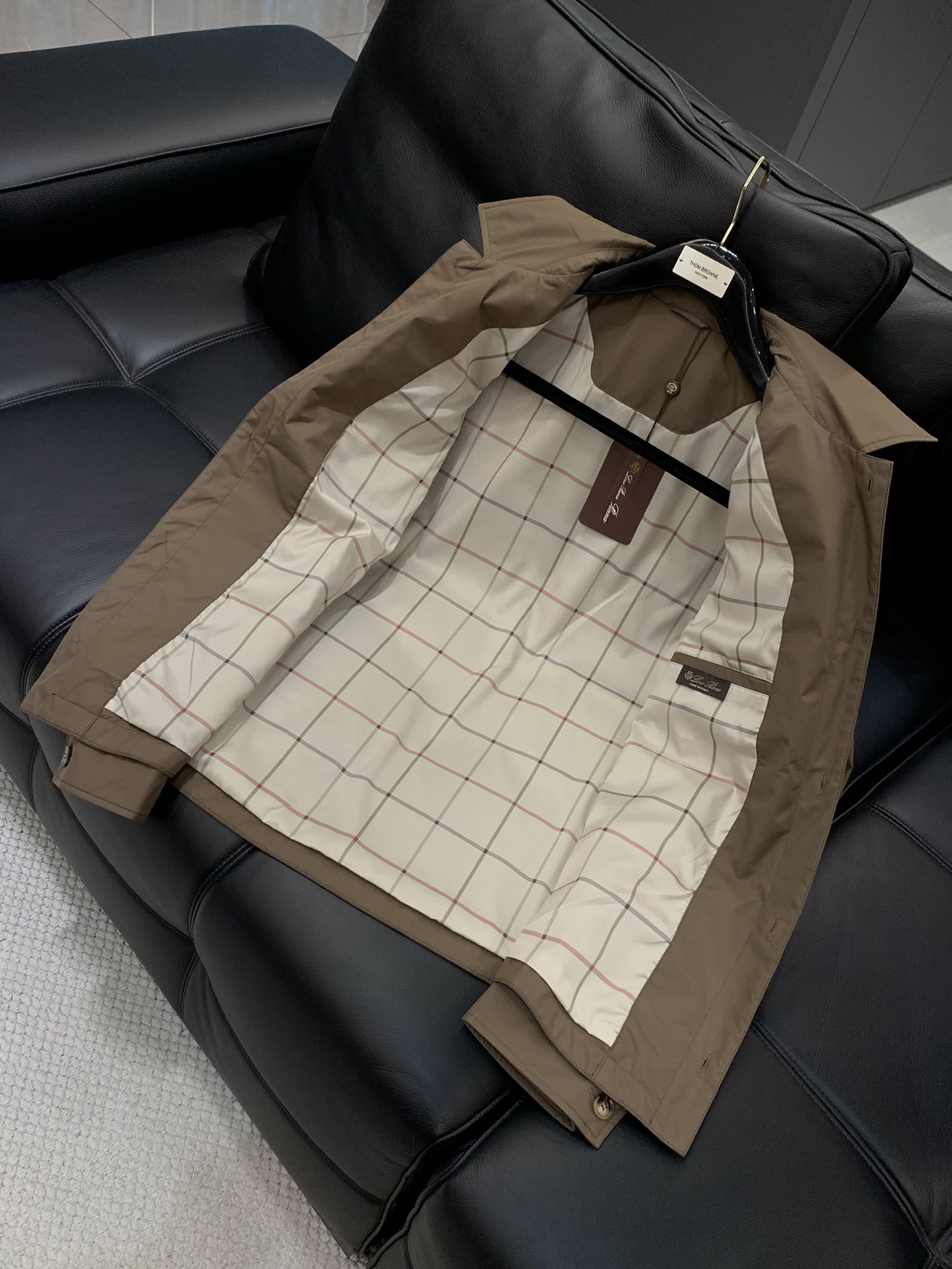 ，lP🆕翻领外套 
材质 聚酯纤维
里料 聚酯纤维
尺码48-56 
48胸围108衣长68肩宽43袖长