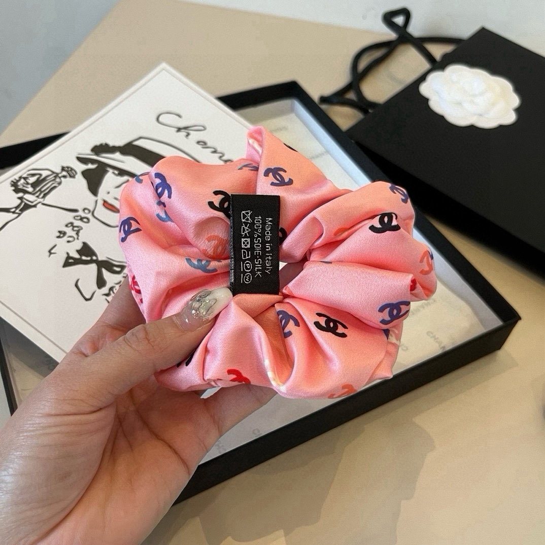 🆕

Chanel香奈儿发圈，绸缎面料，蓝 粉 黑