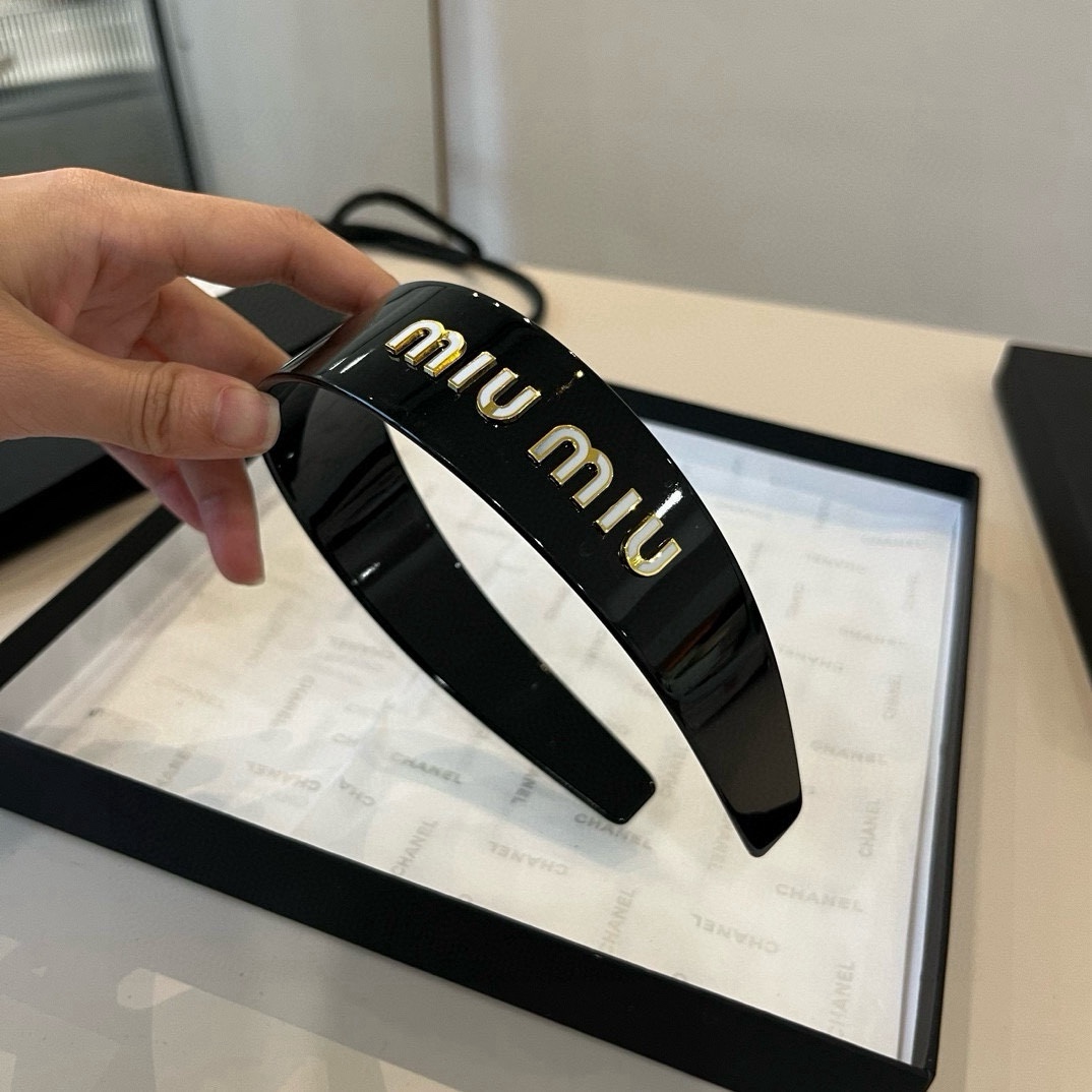 🆕

miumiu缪缪亚克力发箍