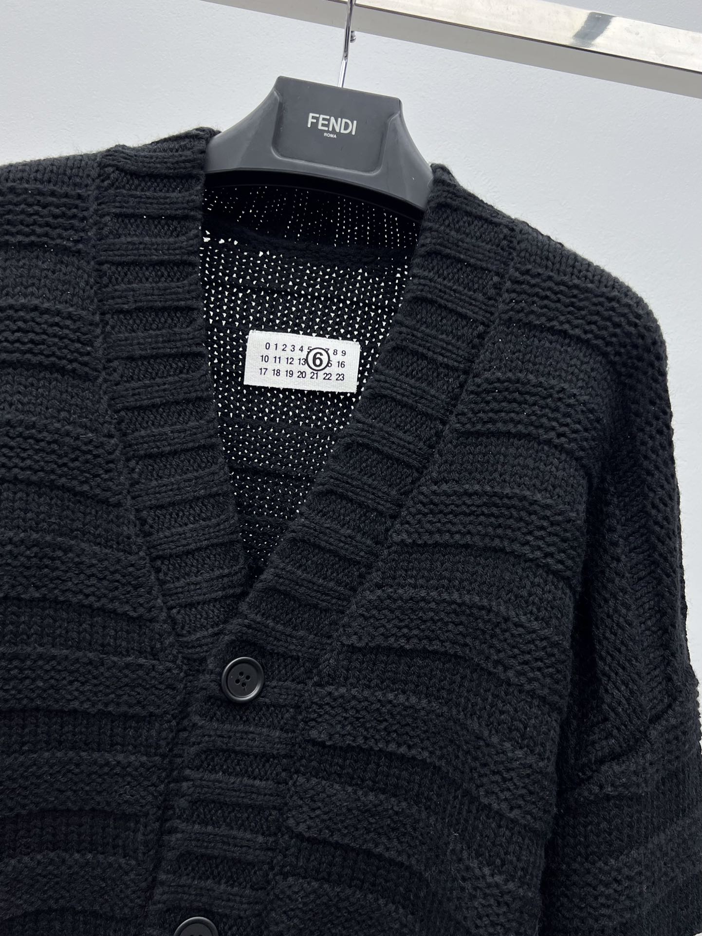 Maison margiel*破洞毛衣开衫秋冬新款条纹黑色开衫选用羊毛混纺面料材质经典v领宽松大版型剪裁