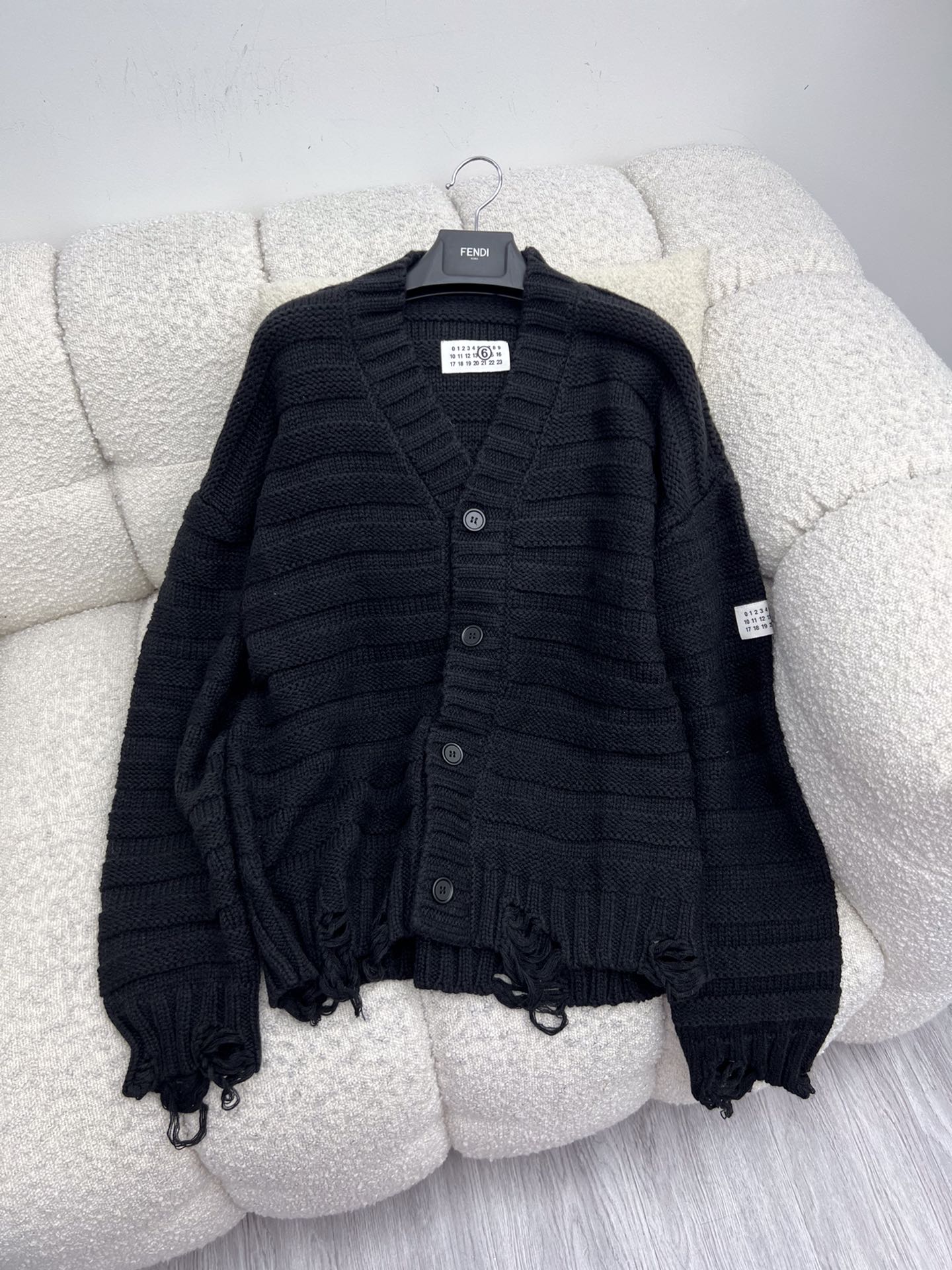 Maison margiel*破洞毛衣开衫秋冬新款条纹黑色开衫选用羊毛混纺面料材质经典v领宽松大版型剪裁