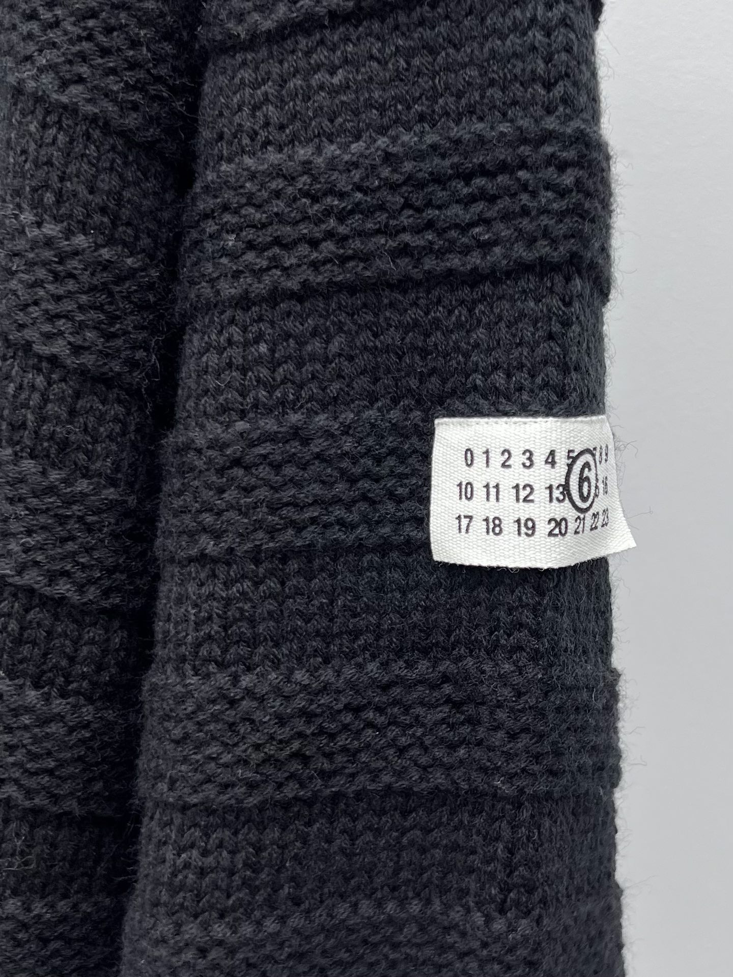 Maison margiel*破洞毛衣开衫秋冬新款条纹黑色开衫选用羊毛混纺面料材质经典v领宽松大版型剪裁