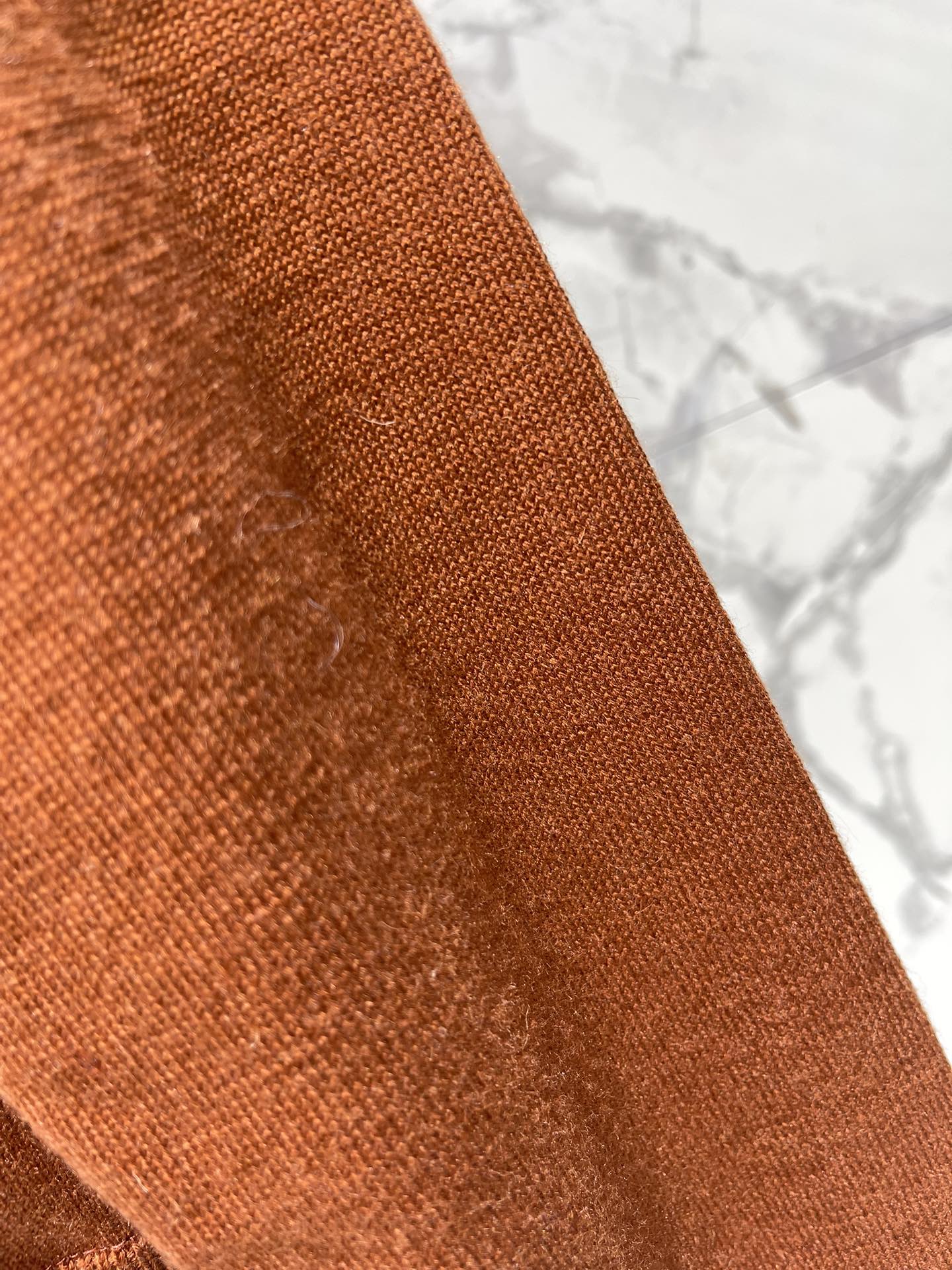 𝗠𝗜𝗨𝗠𝗜𝗨*缪缪新款羊绒假两件V领针织毛衣软乎乎的触感征服了！羊绒材质简直绝了，就像把云朵穿在身上，轻