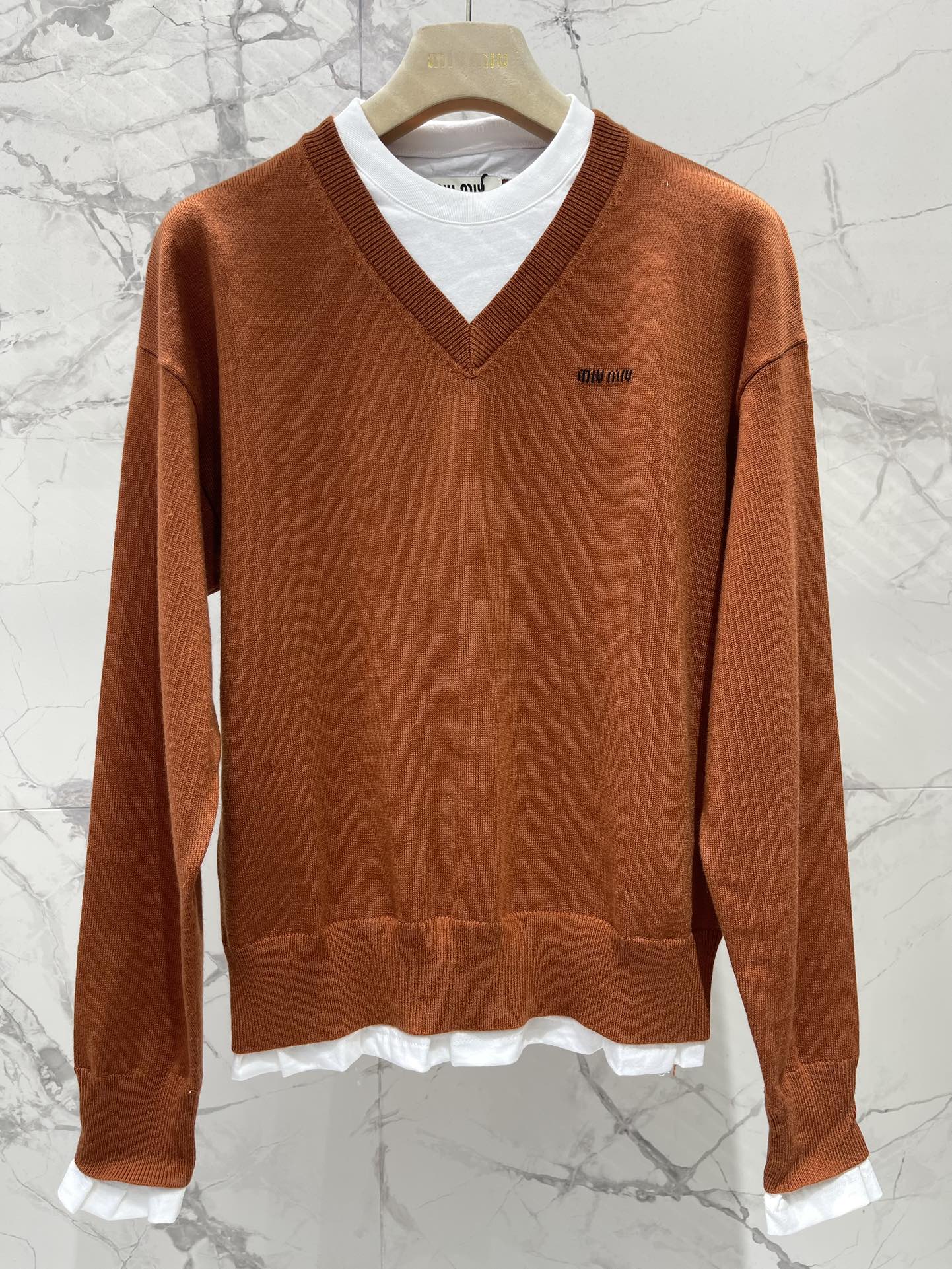 𝗠𝗜𝗨𝗠𝗜𝗨*缪缪新款羊绒假两件V领针织毛衣软乎乎的触感征服了！羊绒材质简直绝了，就像把云朵穿在身上，轻
