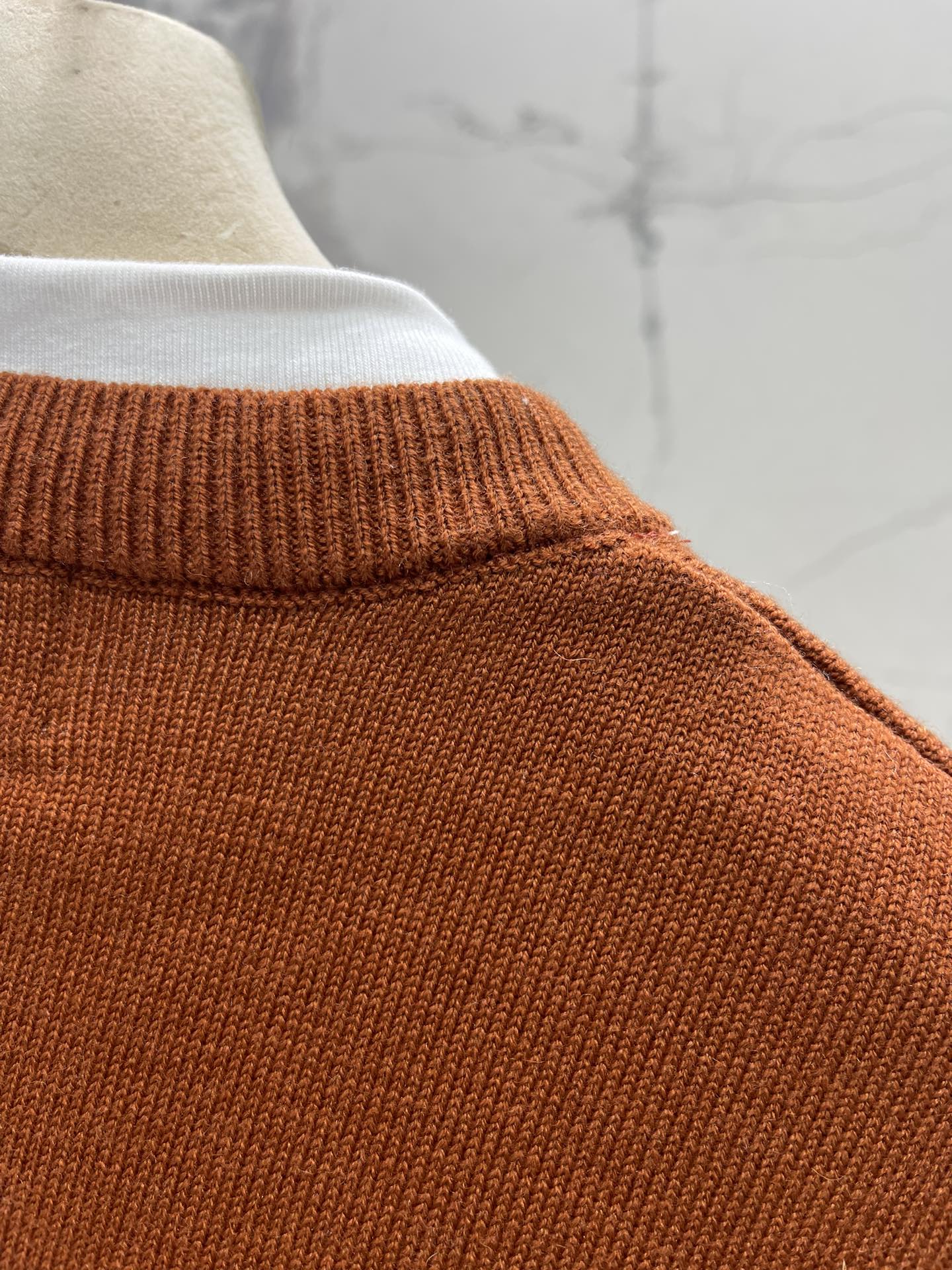 𝗠𝗜𝗨𝗠𝗜𝗨*缪缪新款羊绒假两件V领针织毛衣软乎乎的触感征服了！羊绒材质简直绝了，就像把云朵穿在身上，轻