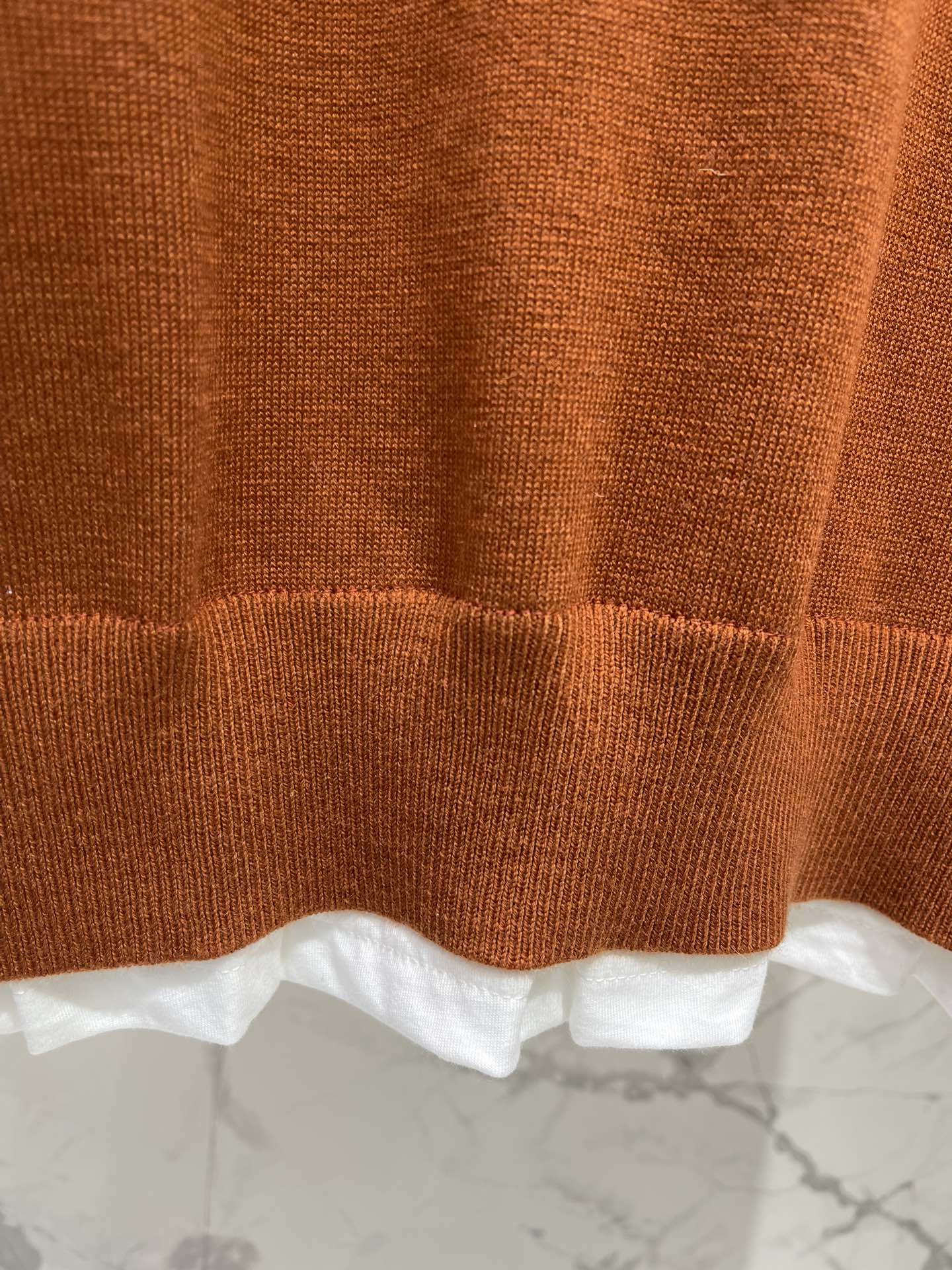 𝗠𝗜𝗨𝗠𝗜𝗨*缪缪新款羊绒假两件V领针织毛衣软乎乎的触感征服了！羊绒材质简直绝了，就像把云朵穿在身上，轻