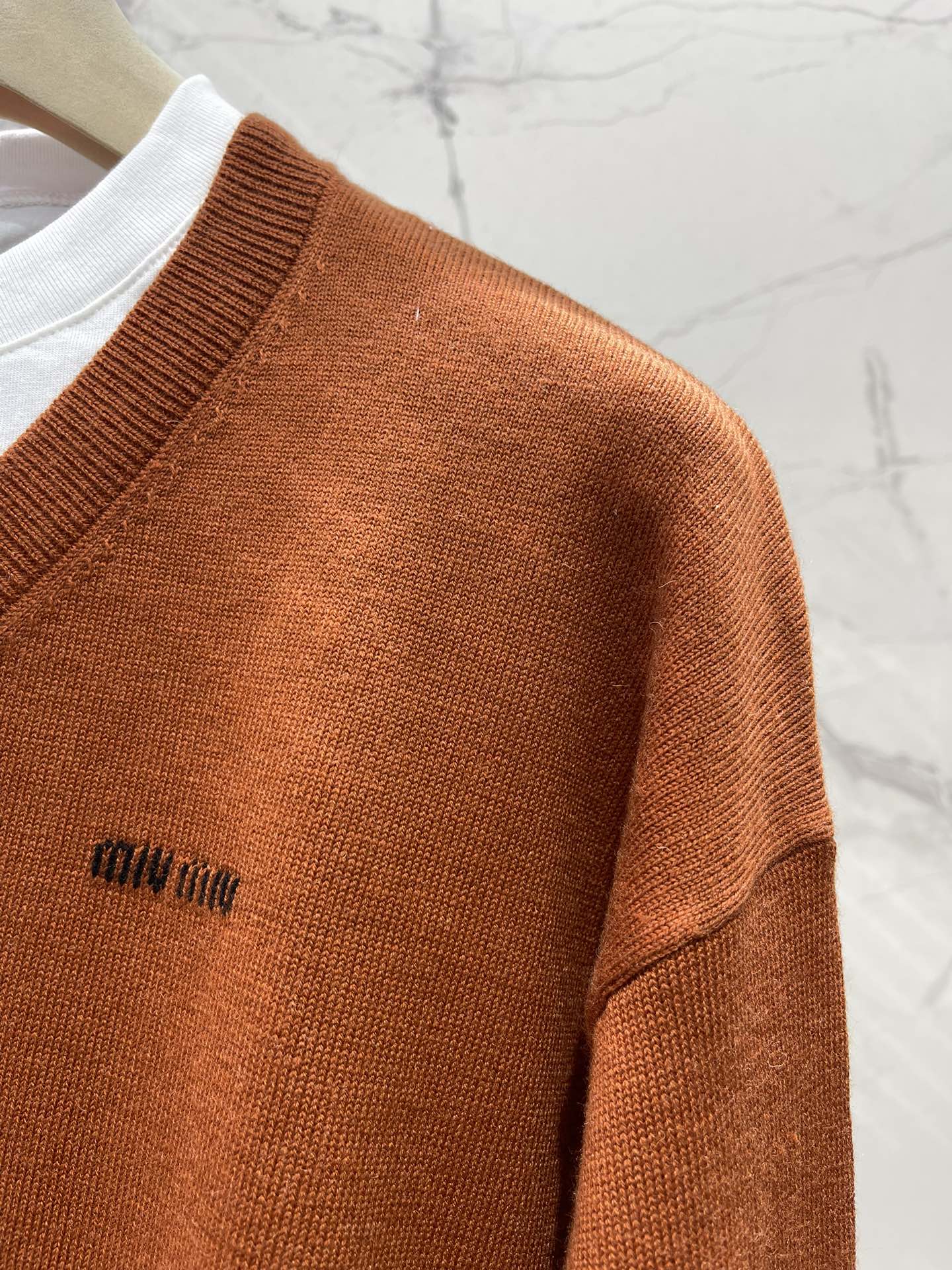 𝗠𝗜𝗨𝗠𝗜𝗨*缪缪新款羊绒假两件V领针织毛衣软乎乎的触感征服了！羊绒材质简直绝了，就像把云朵穿在身上，轻