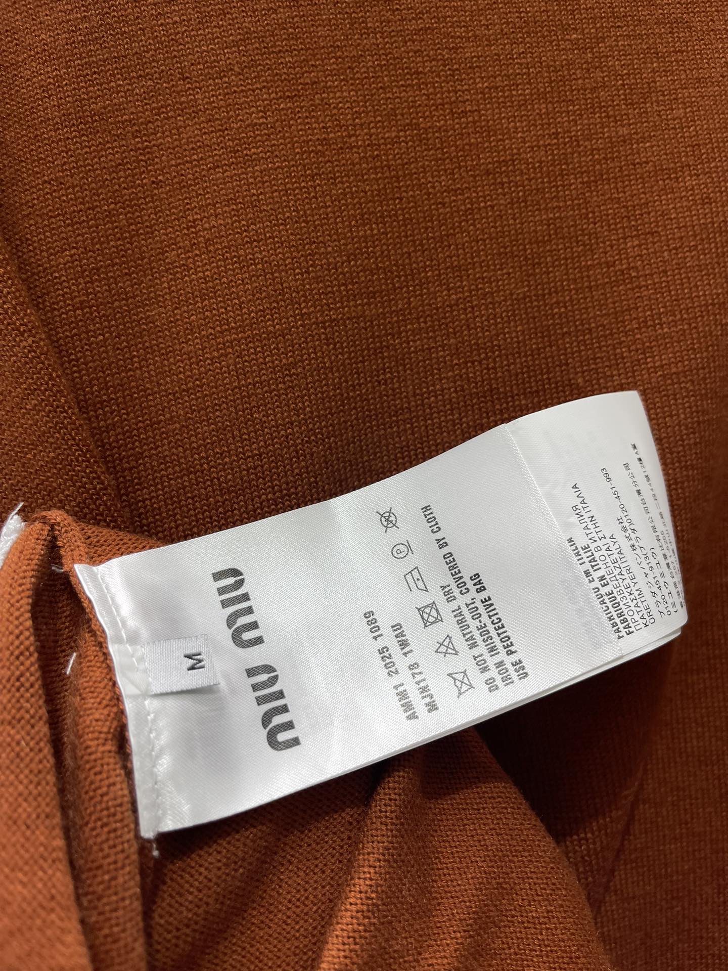 𝗠𝗜𝗨𝗠𝗜𝗨*缪缪新款羊绒假两件V领针织毛衣软乎乎的触感征服了！羊绒材质简直绝了，就像把云朵穿在身上，轻