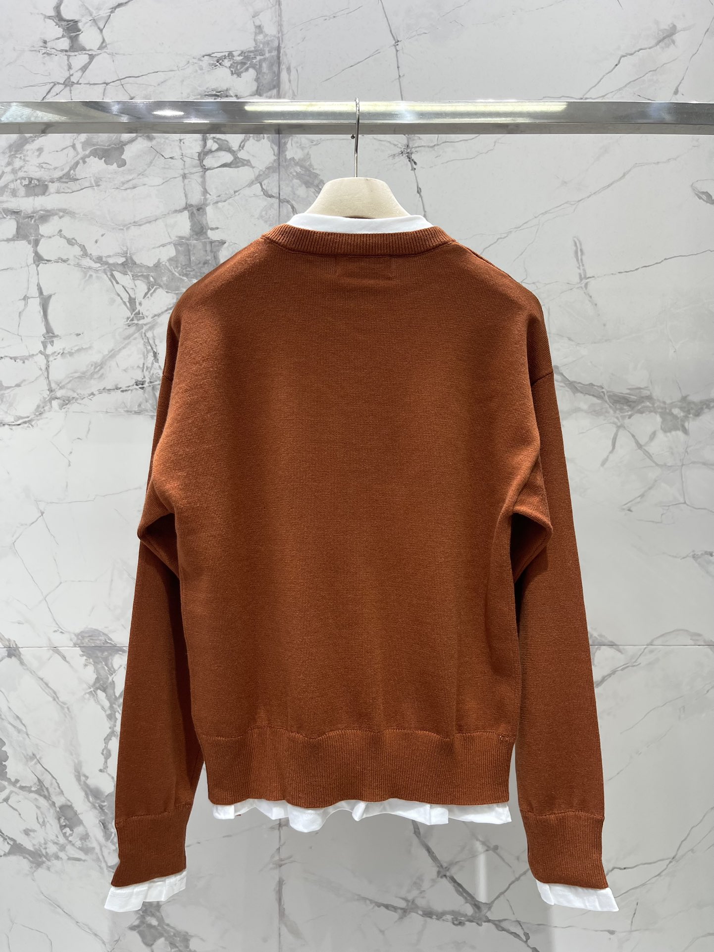 𝗠𝗜𝗨𝗠𝗜𝗨*缪缪新款羊绒假两件V领针织毛衣软乎乎的触感征服了！羊绒材质简直绝了，就像把云朵穿在身上，轻