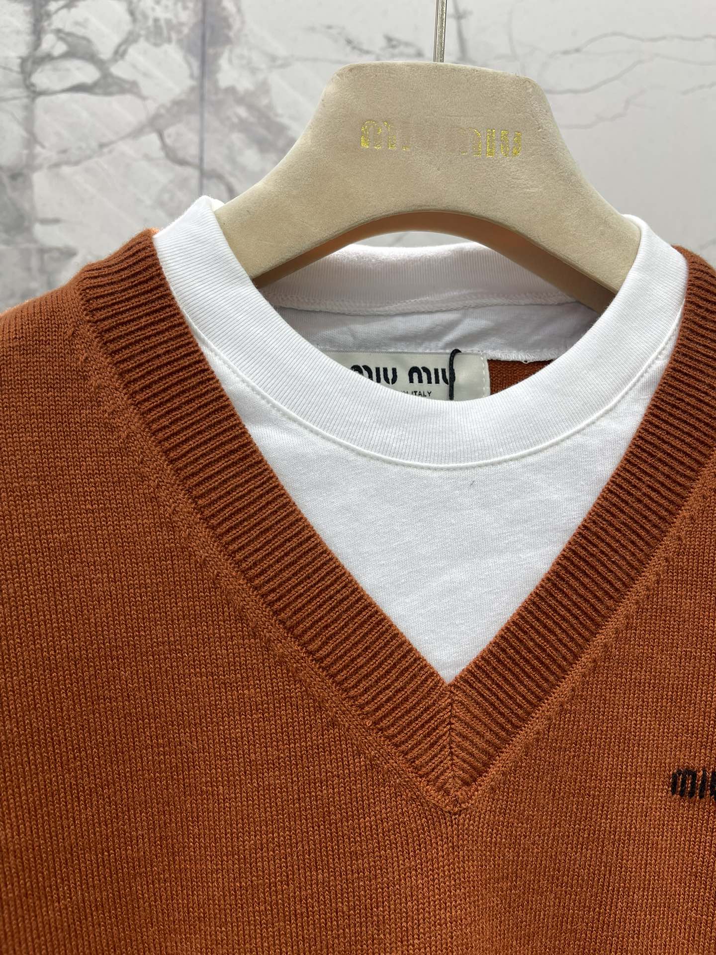 𝗠𝗜𝗨𝗠𝗜𝗨*缪缪新款羊绒假两件V领针织毛衣软乎乎的触感征服了！羊绒材质简直绝了，就像把云朵穿在身上，轻