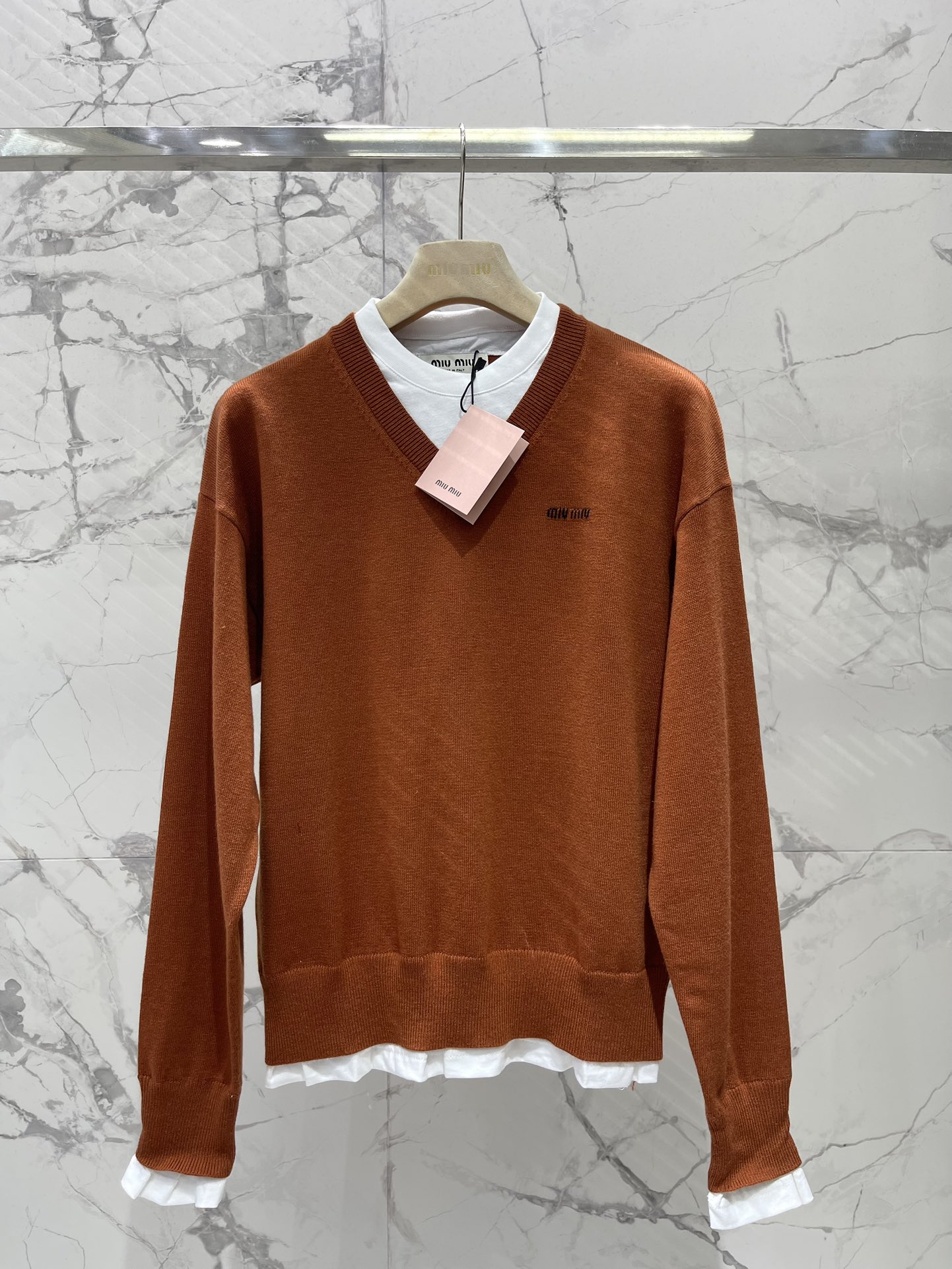 𝗠𝗜𝗨𝗠𝗜𝗨*缪缪新款羊绒假两件V领针织毛衣软乎乎的触感征服了！羊绒材质简直绝了，就像把云朵穿在身上，轻