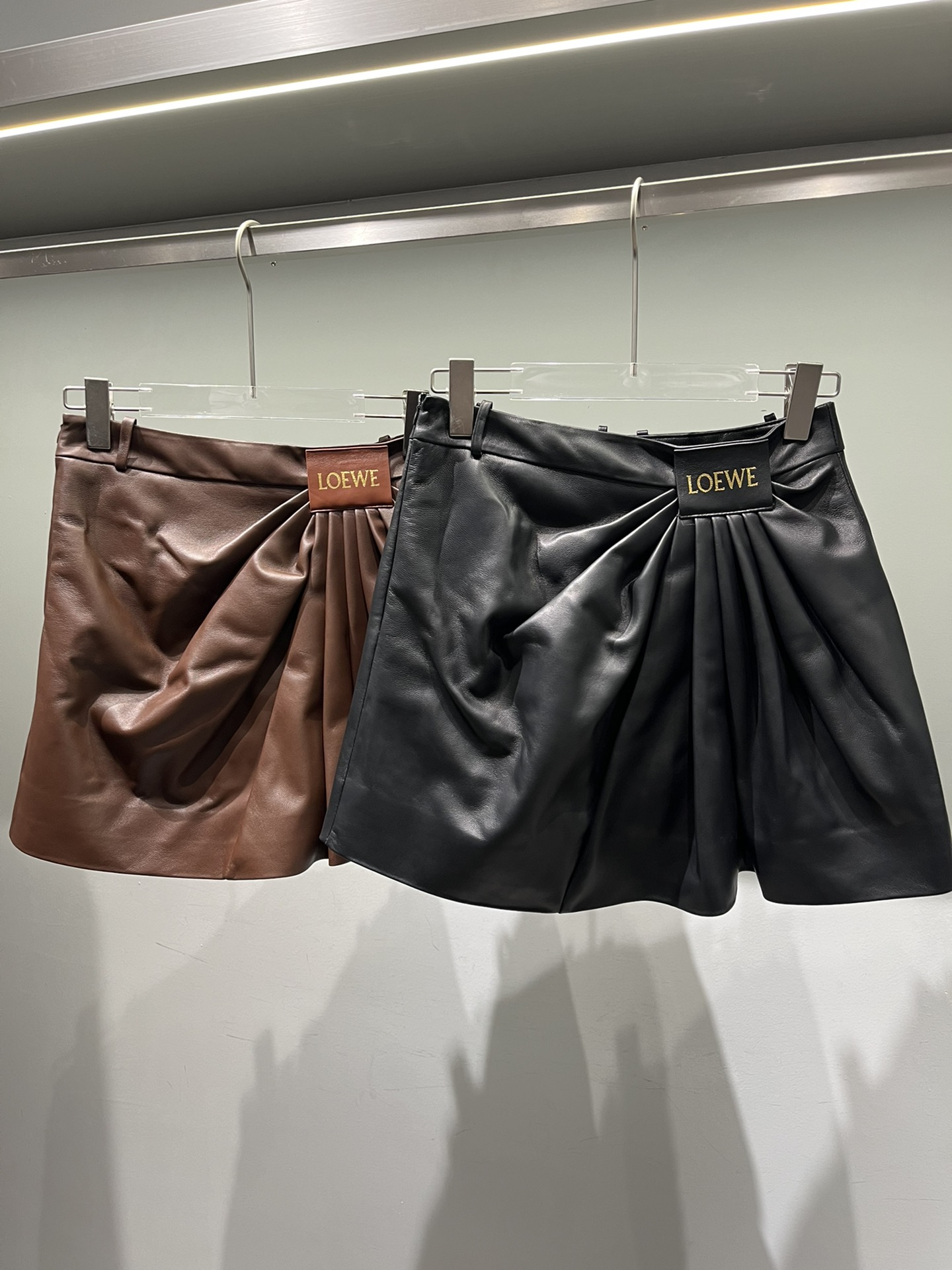 NO:742779,Check out the actual photos of Loewe's short skirts. They are made of sheepskin and have anti-exposure shorts inside. Loewe-clothing, loewe, skirts, shorts, sheepskin,19860909补一下罗意威短裙两裙实拍,羊皮材质,内里有防走光短裤,罗意威-服装,loewe,skirts,shorts,sheepskin,,Women's clothing
