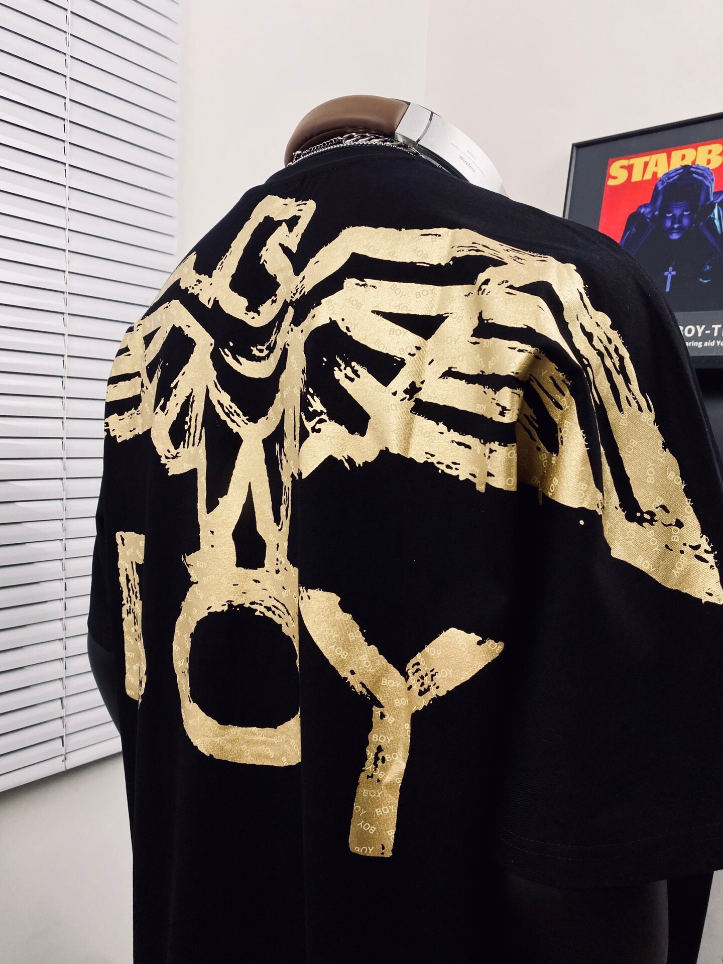 💰90
BOY LONDON25烫金炫彩大翅膀情侣短袖Tee🌻男女同款 
⚠️超高版本 经典图案设计 立体外凸印花 质感拉满 大翅膀英文logo吸睛有型！面料由品牌面料商直接供应 日本进口胶浆印花，这个印花很稳固的不会开裂 男女同款 可搭配情侣刷街必备！✌️ 简直太个性了 爱辽爱辽💞 
颜色：黑色 
尺码：M_XXL 
       衣长   胸围   肩宽 
M      70    114     56
 L       74   116     57 
XL     76    118     58 
XXL   78    128    59
 （手工测量 存在1~2厘米误差 )