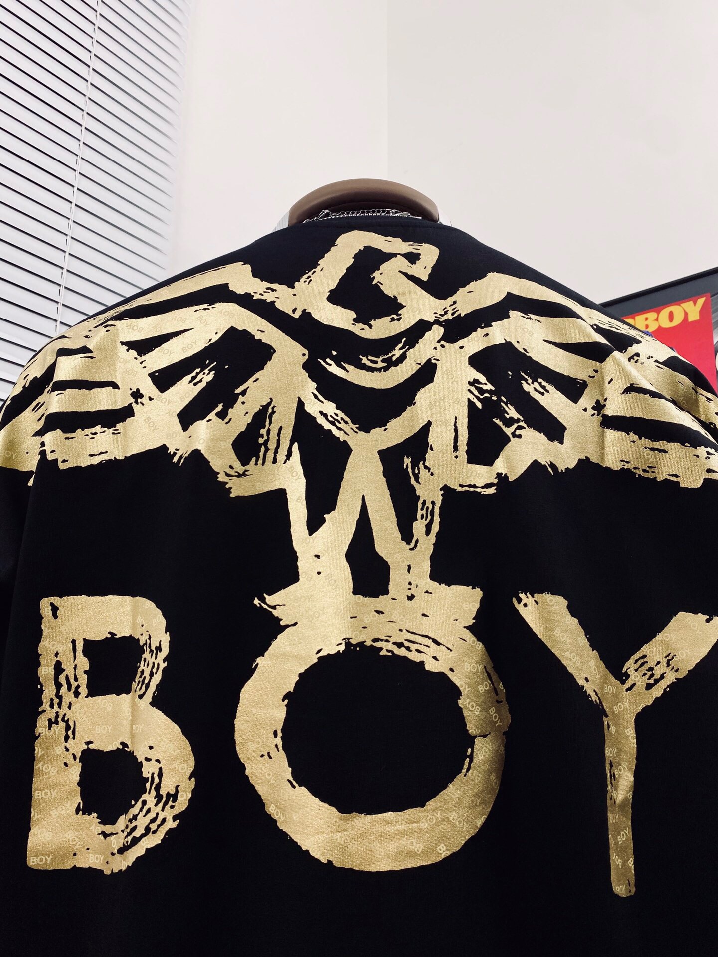 💰90
BOY LONDON25烫金炫彩大翅膀情侣短袖Tee🌻男女同款 
⚠️超高版本 经典图案设计 立体外凸印花 质感拉满 大翅膀英文logo吸睛有型！面料由品牌面料商直接供应 日本进口胶浆印花，这个印花很稳固的不会开裂 男女同款 可搭配情侣刷街必备！✌️ 简直太个性了 爱辽爱辽💞 
颜色：黑色 
尺码：M_XXL 
       衣长   胸围   肩宽 
M      70    114     56
 L       74   116     57 
XL     76    118     58 
XXL   78    128    59
 （手工测量 存在1~2厘米误差 )