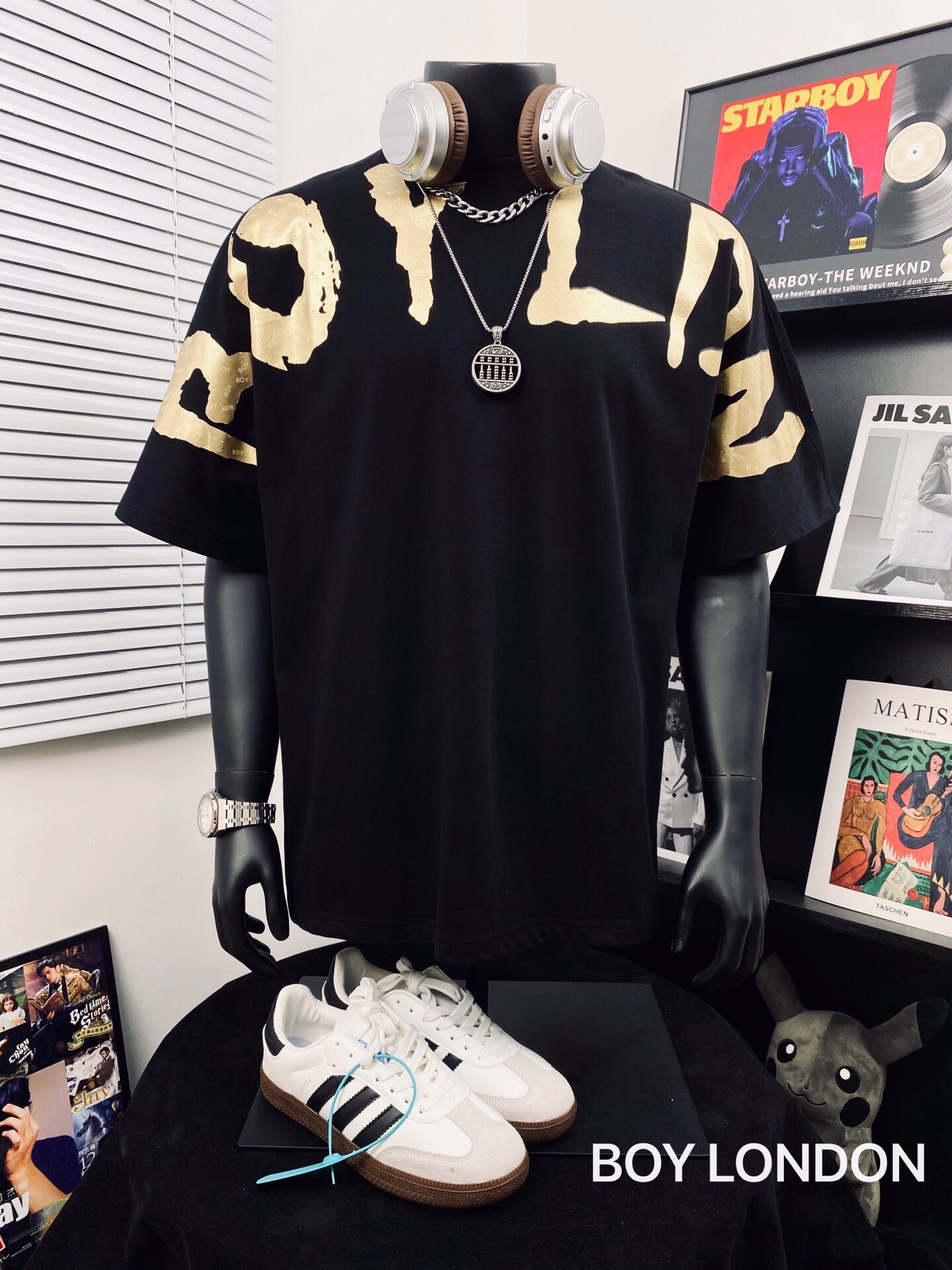 💰90
BOY LONDON25烫金炫彩大翅膀情侣短袖Tee🌻男女同款 
⚠️超高版本 经典图案设计 立体外凸印花 质感拉满 大翅膀英文logo吸睛有型！面料由品牌面料商直接供应 日本进口胶浆印花，这个印花很稳固的不会开裂 男女同款 可搭配情侣刷街必备！✌️ 简直太个性了 爱辽爱辽💞 
颜色：黑色 
尺码：M_XXL 
       衣长   胸围   肩宽 
M      70    114     56
 L       74   116     57 
XL     76    118     58 
XXL   78    128    59
 （手工测量 存在1~2厘米误差 )