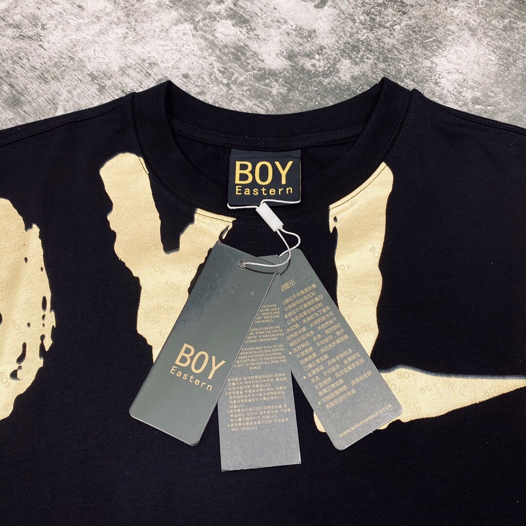💰90
BOY LONDON25烫金炫彩大翅膀情侣短袖Tee🌻男女同款 
⚠️超高版本 经典图案设计 立体外凸印花 质感拉满 大翅膀英文logo吸睛有型！面料由品牌面料商直接供应 日本进口胶浆印花，这个印花很稳固的不会开裂 男女同款 可搭配情侣刷街必备！✌️ 简直太个性了 爱辽爱辽💞 
颜色：黑色 
尺码：M_XXL 
       衣长   胸围   肩宽 
M      70    114     56
 L       74   116     57 
XL     76    118     58 
XXL   78    128    59
 （手工测量 存在1~2厘米误差 )